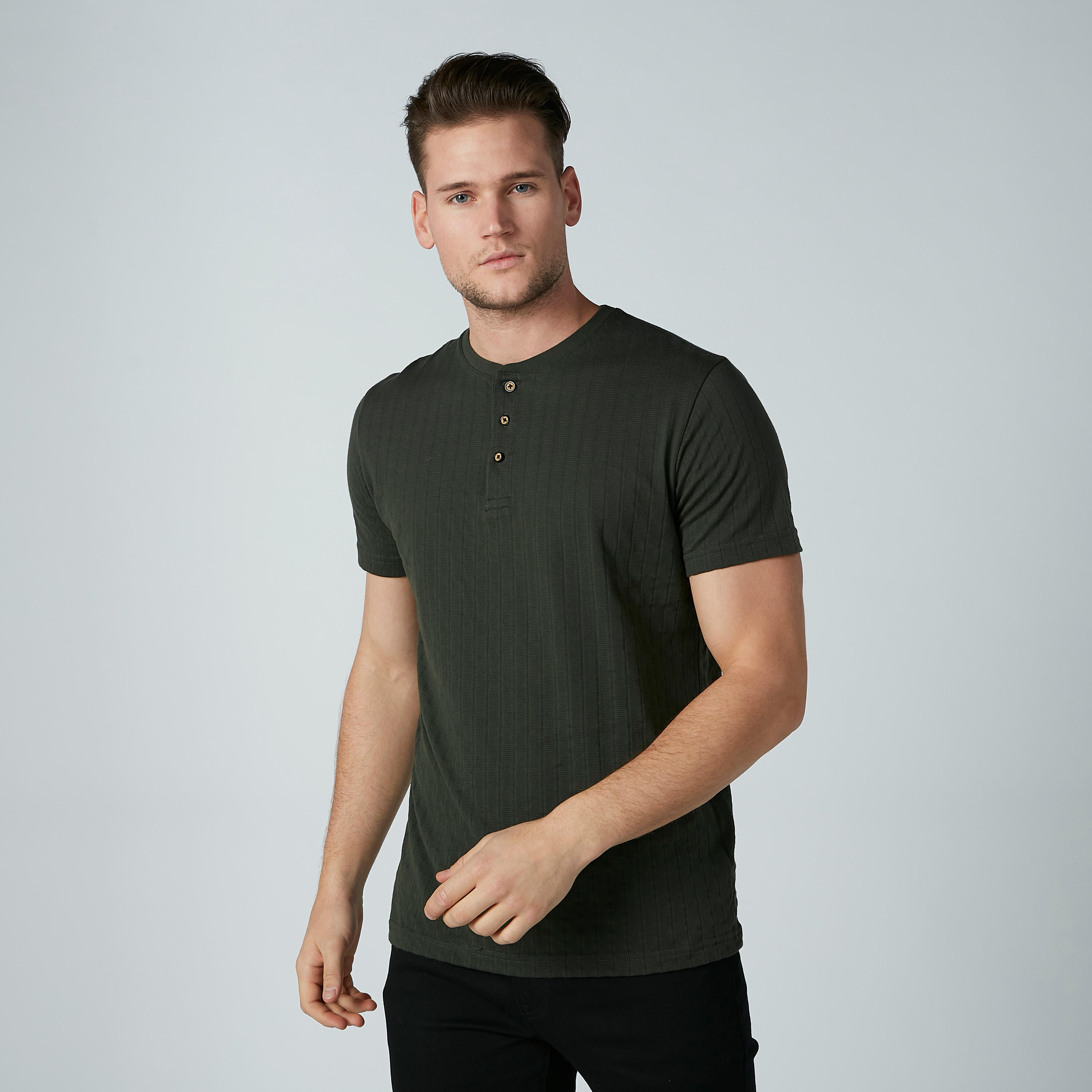 تيشيرت بأكمام قصيرة وياقة هينلي من آيكونيك-men-clothing-tshirtsandpolos-tshirts-image-2