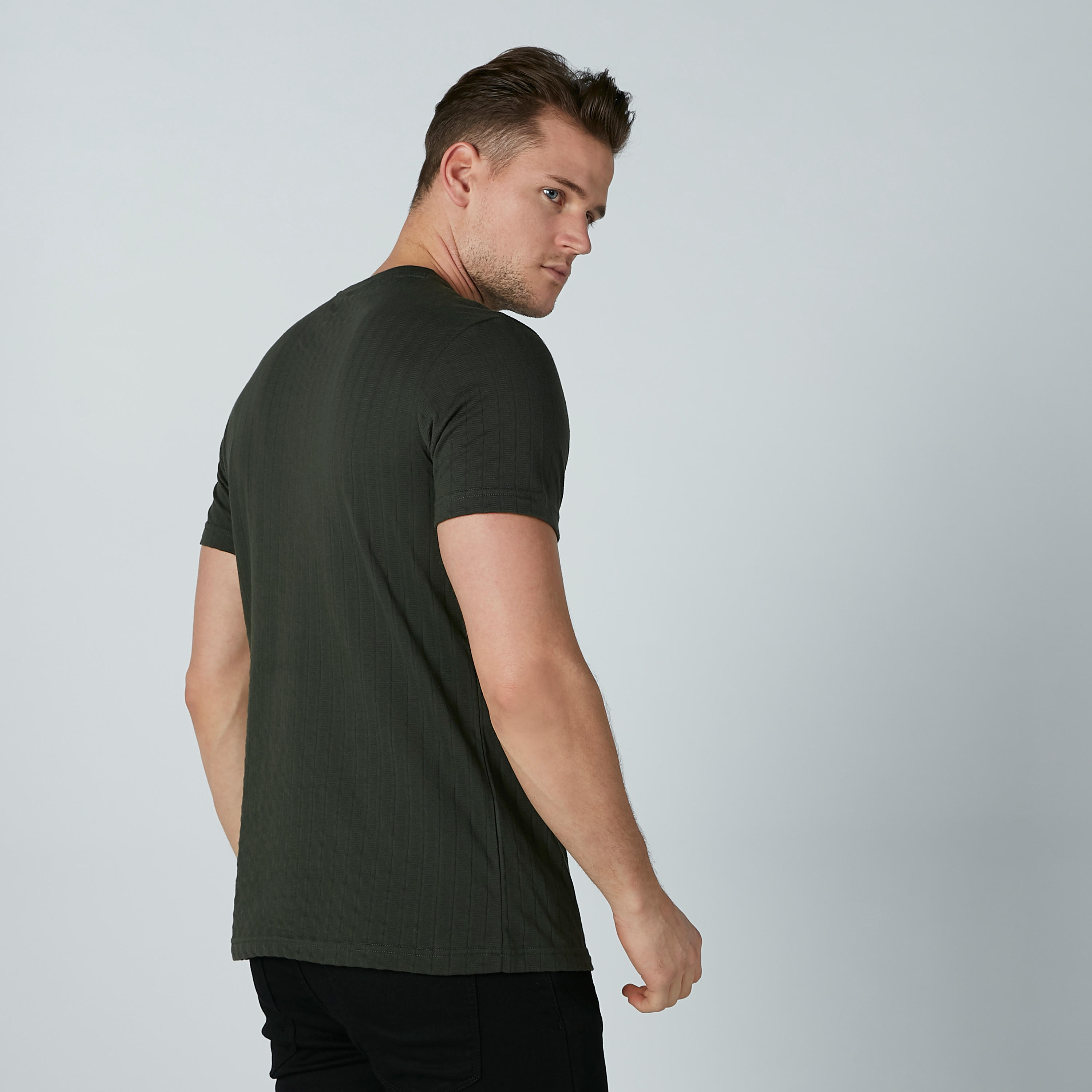 تيشيرت بأكمام قصيرة وياقة هينلي من آيكونيك-men-clothing-tshirtsandpolos-tshirts-image-3