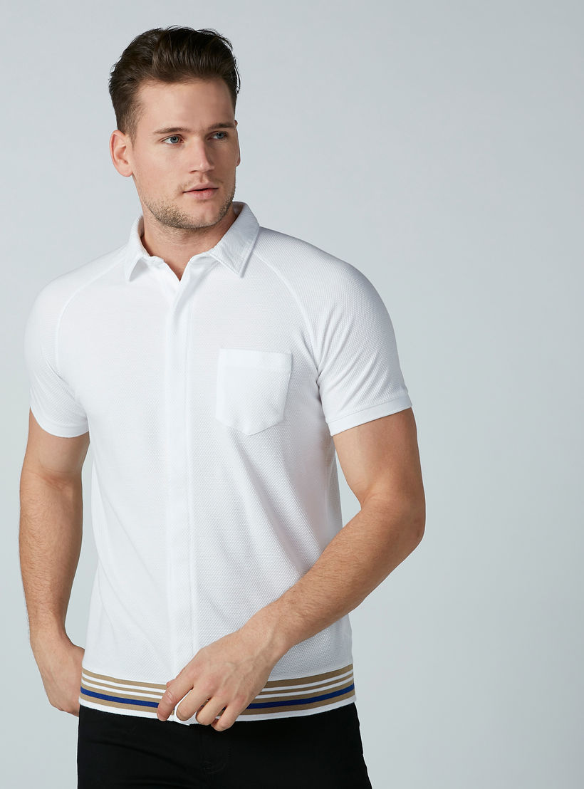 قميص سادة بأكمام قصيرة وجيب على الصدر من آيكونيك-men-clothing-shirts-image-1