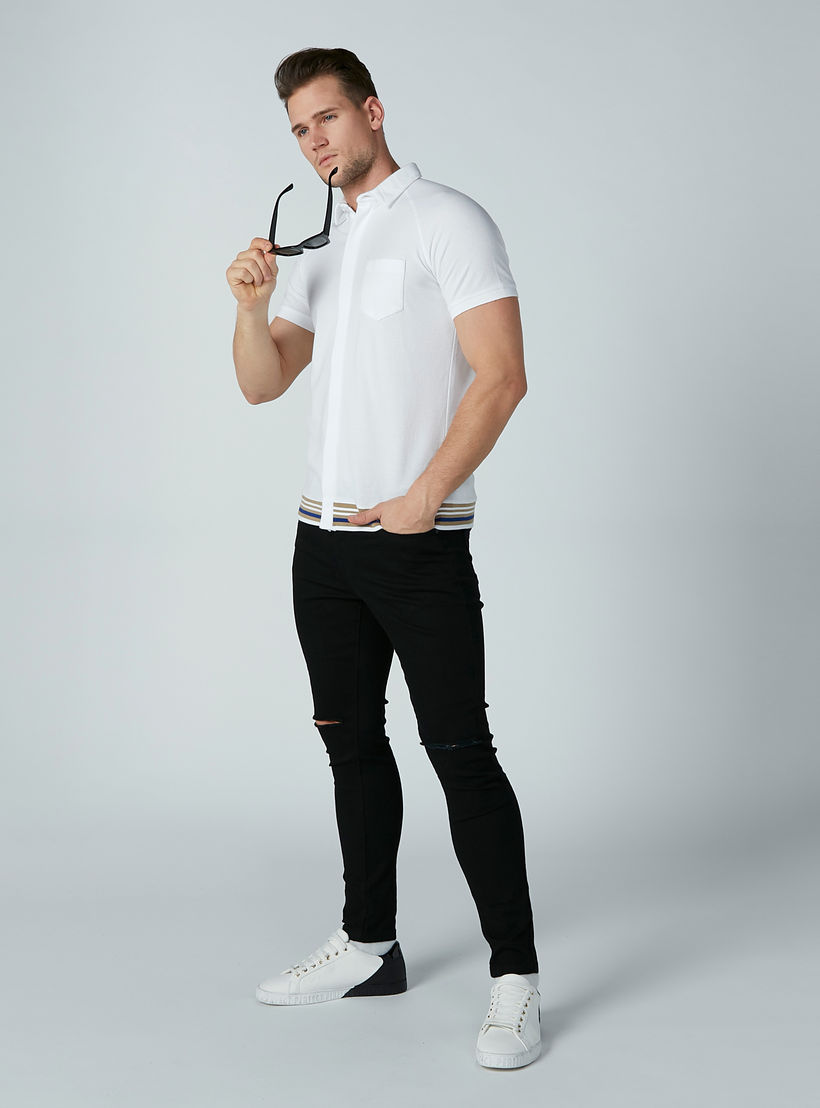 قميص سادة بأكمام قصيرة وجيب على الصدر من آيكونيك-men-clothing-shirts-image-2