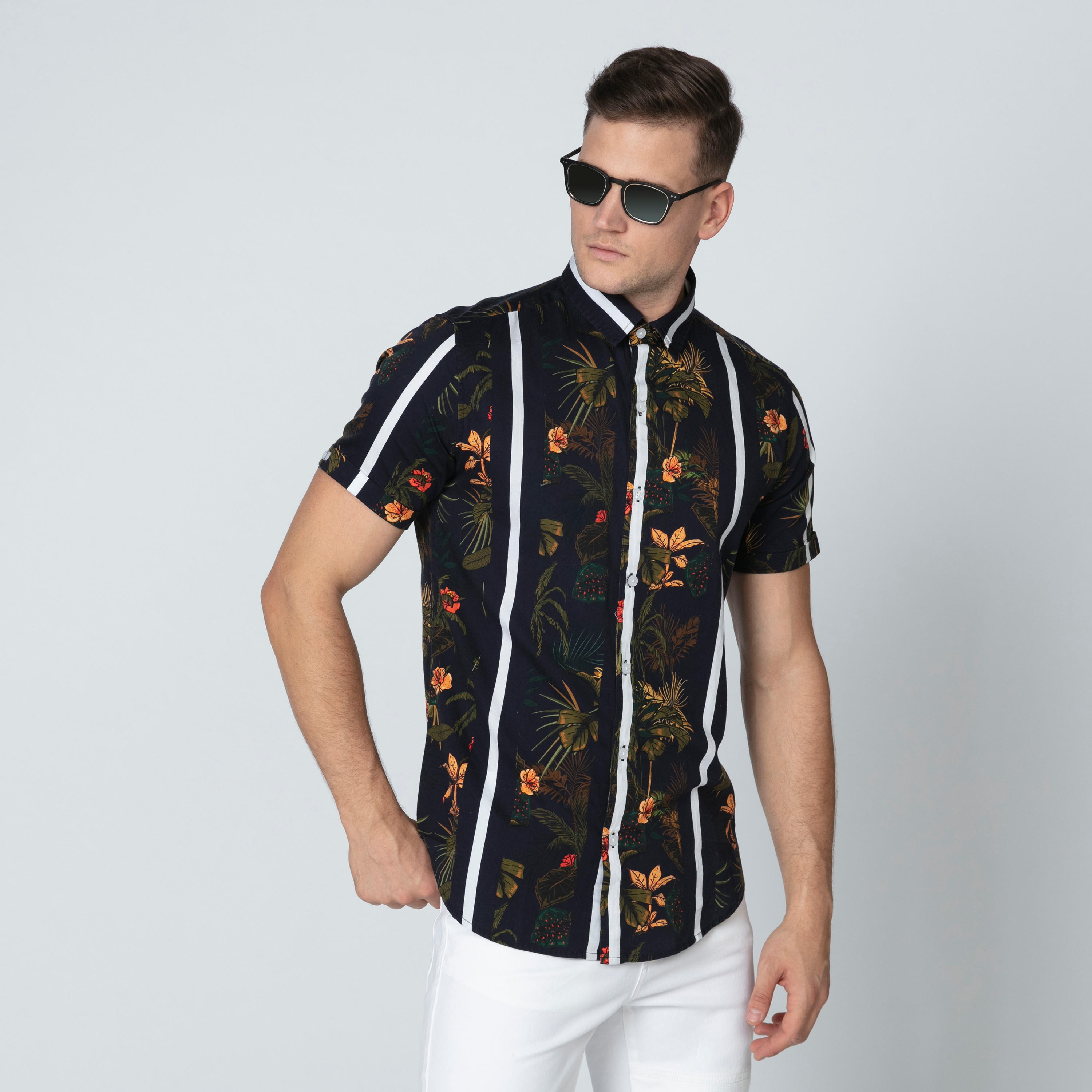 قميص بأكمام قصيرة وأزرار وطبعات زهرية من آيكونيك-men-clothing-shirts-image-1
