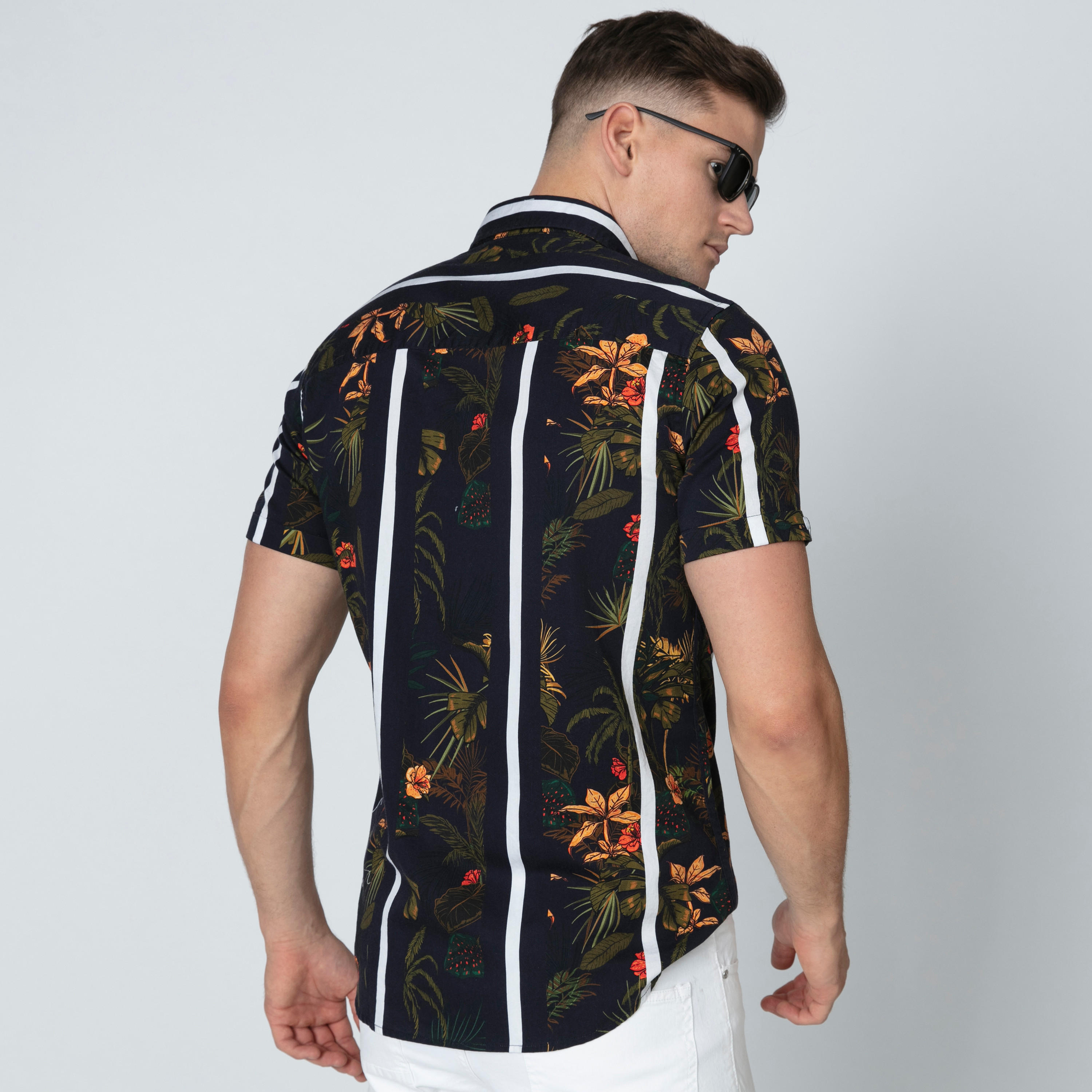 قميص بأكمام قصيرة وأزرار وطبعات زهرية من آيكونيك-men-clothing-shirts-image-2