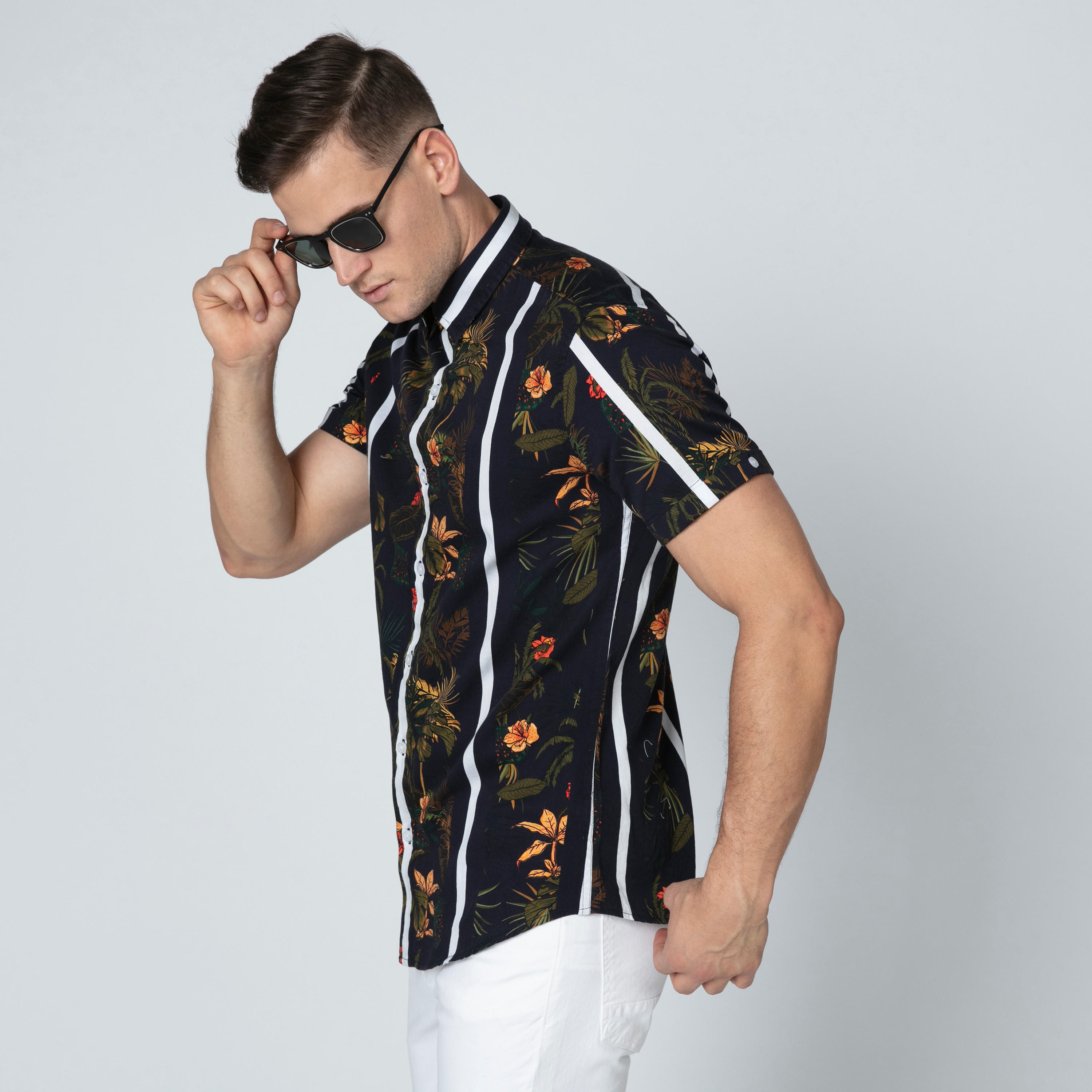 قميص بأكمام قصيرة وأزرار وطبعات زهرية من آيكونيك-men-clothing-shirts-image-4