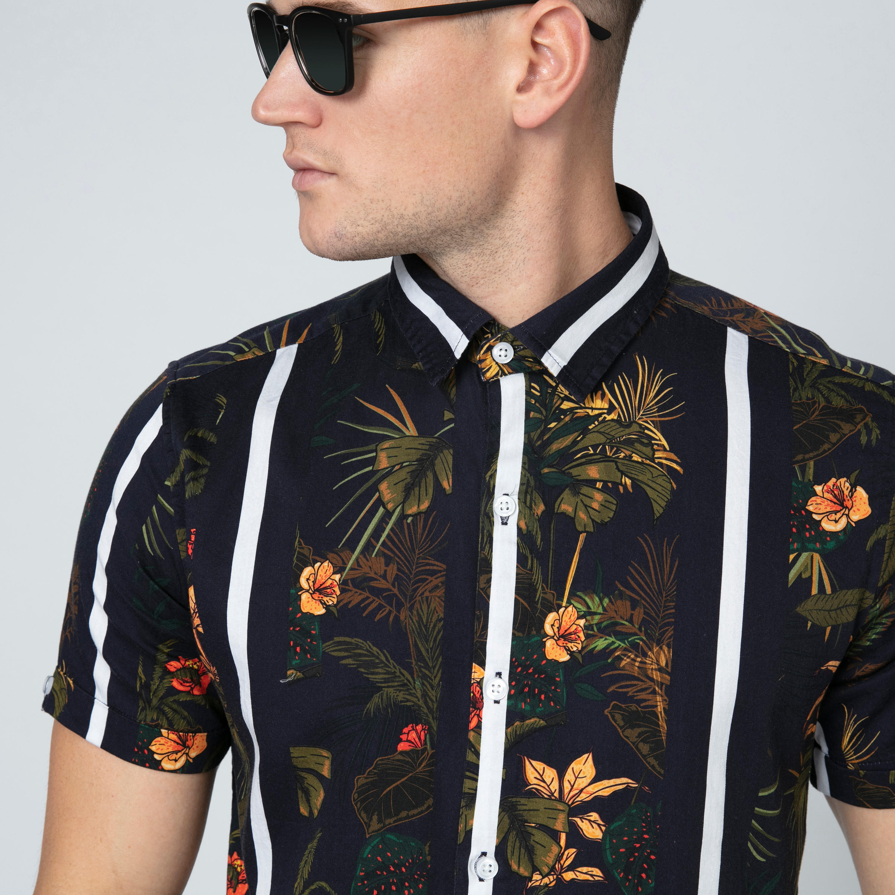 قميص بأكمام قصيرة وأزرار وطبعات زهرية من آيكونيك-men-clothing-shirts-image-5
