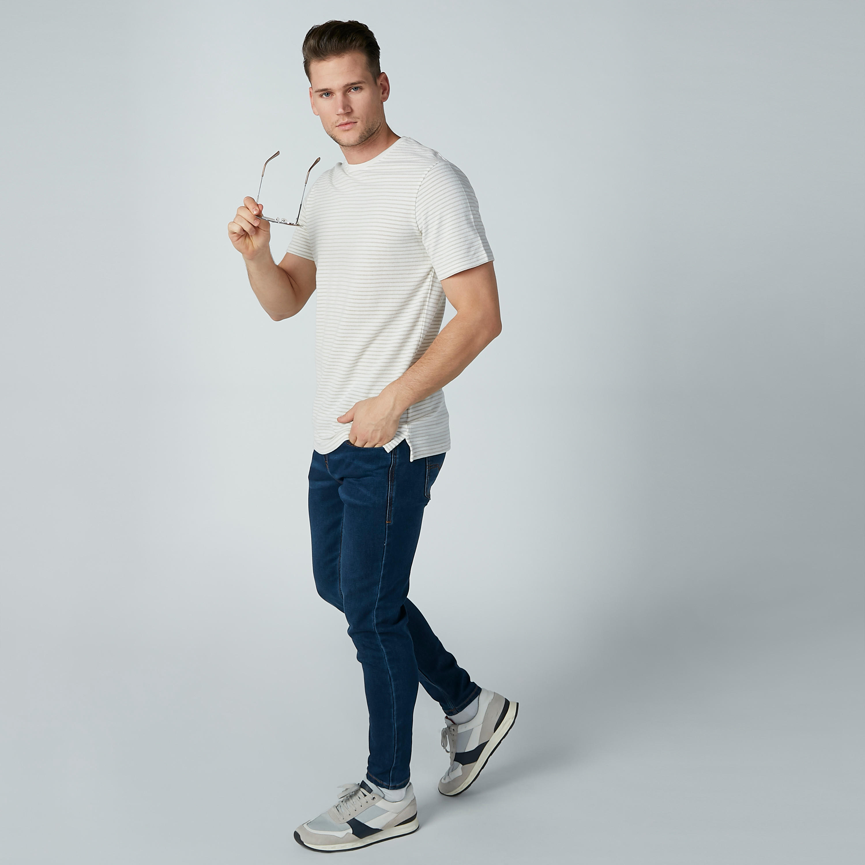 تيشيرت مقلّم بياقة مستديرة وأكمام قصيرة من آيكونيك-men-clothing-tshirtsandpolos-tshirts-image-1