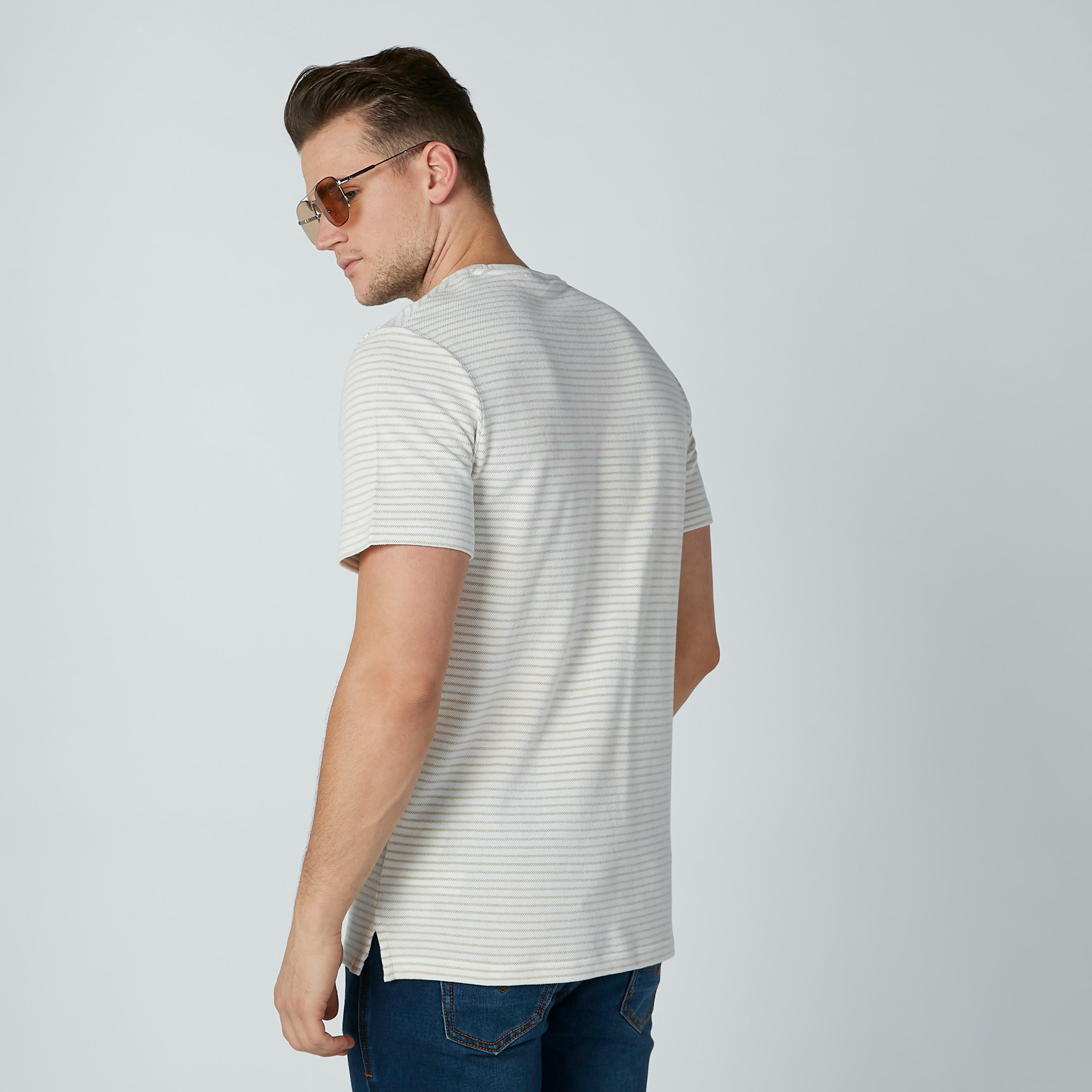 تيشيرت مقلّم بياقة مستديرة وأكمام قصيرة من آيكونيك-men-clothing-tshirtsandpolos-tshirts-image-2