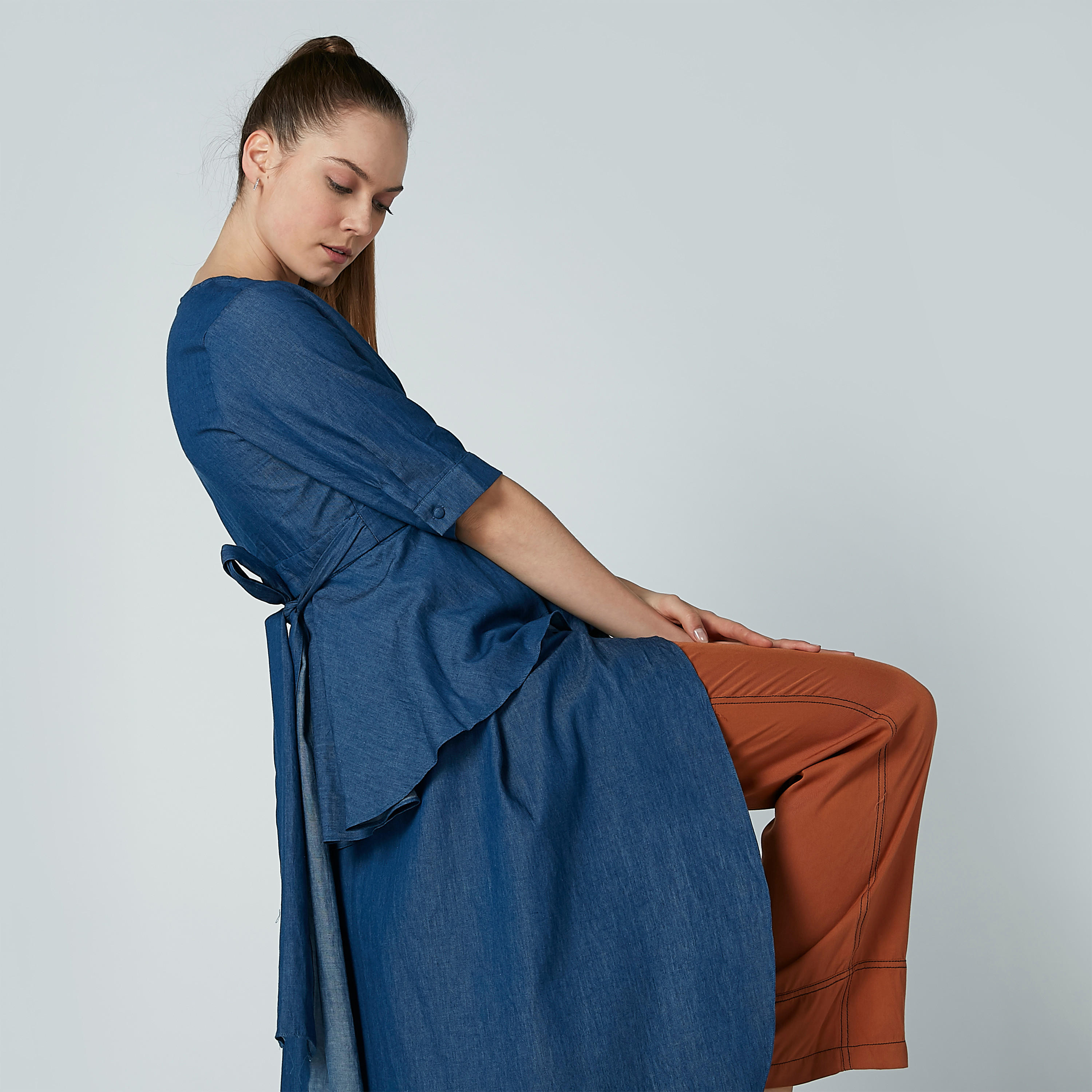 بلوزة واسعة مقلّمة بأكمام قصيرة وياقة V من آيكونيك-women-clothing-shirtsandblouses-blouses-image-1