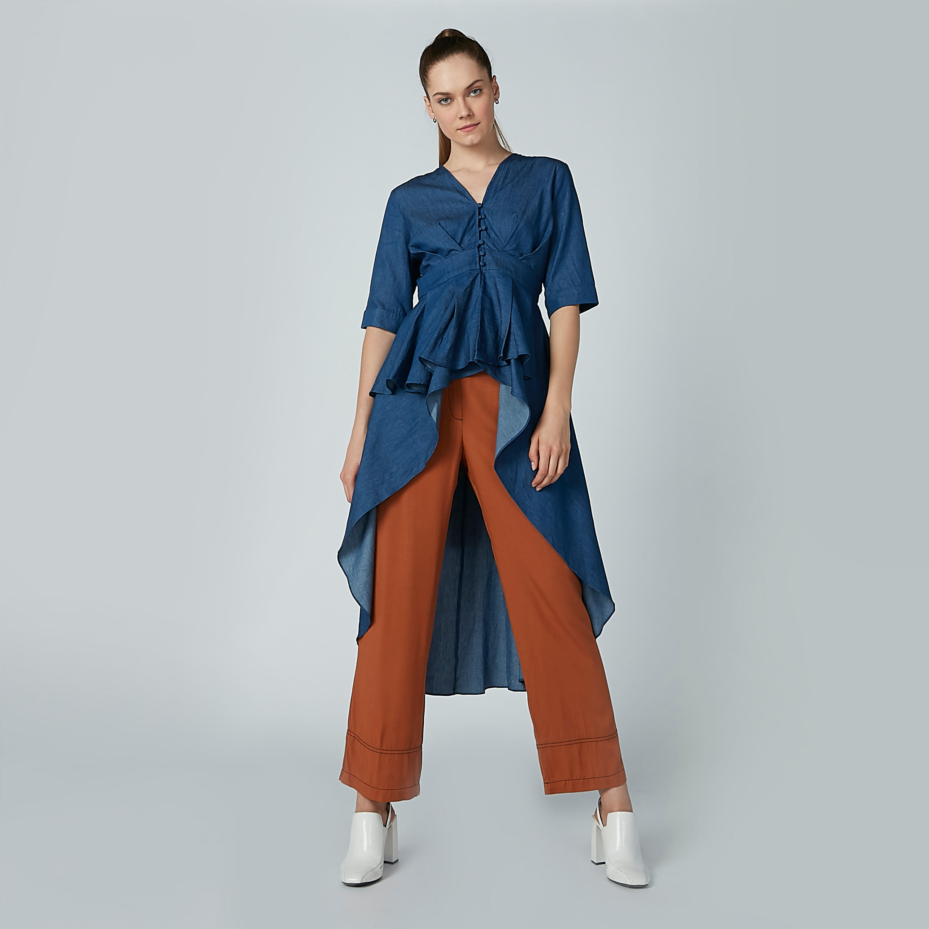 بلوزة واسعة مقلّمة بأكمام قصيرة وياقة V من آيكونيك-women-clothing-shirtsandblouses-blouses-image-2