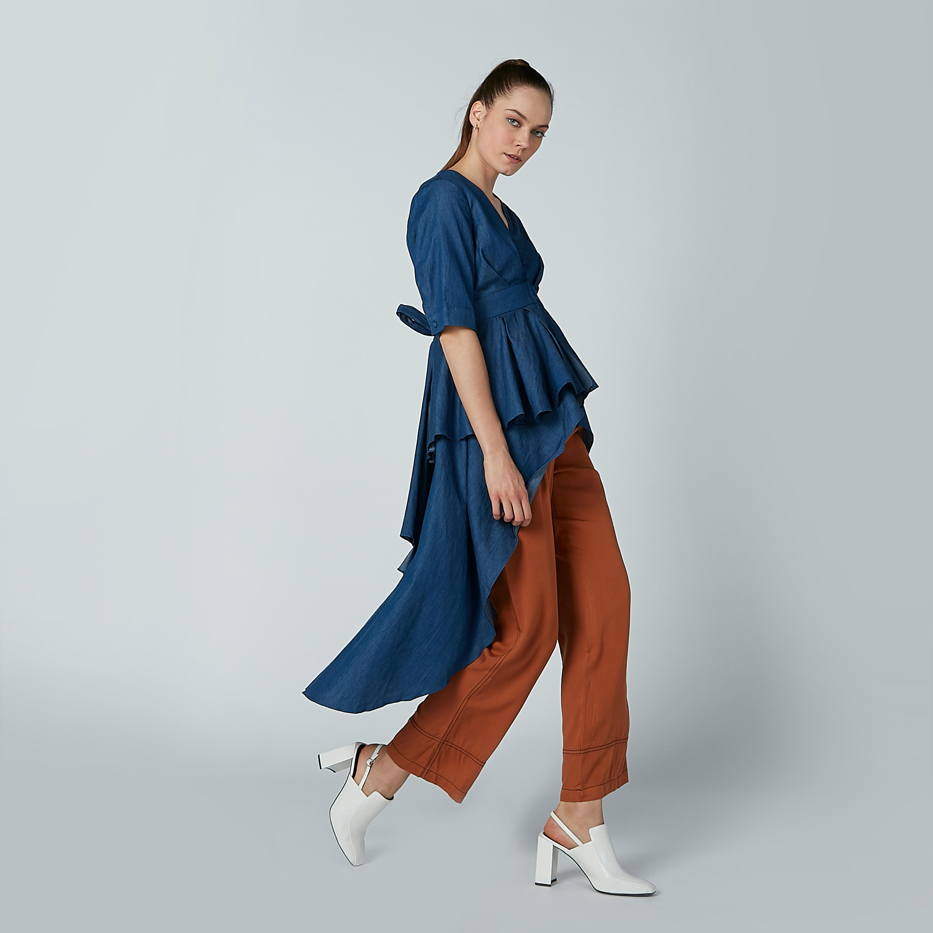 بلوزة واسعة مقلّمة بأكمام قصيرة وياقة V من آيكونيك-women-clothing-shirtsandblouses-blouses-image-3