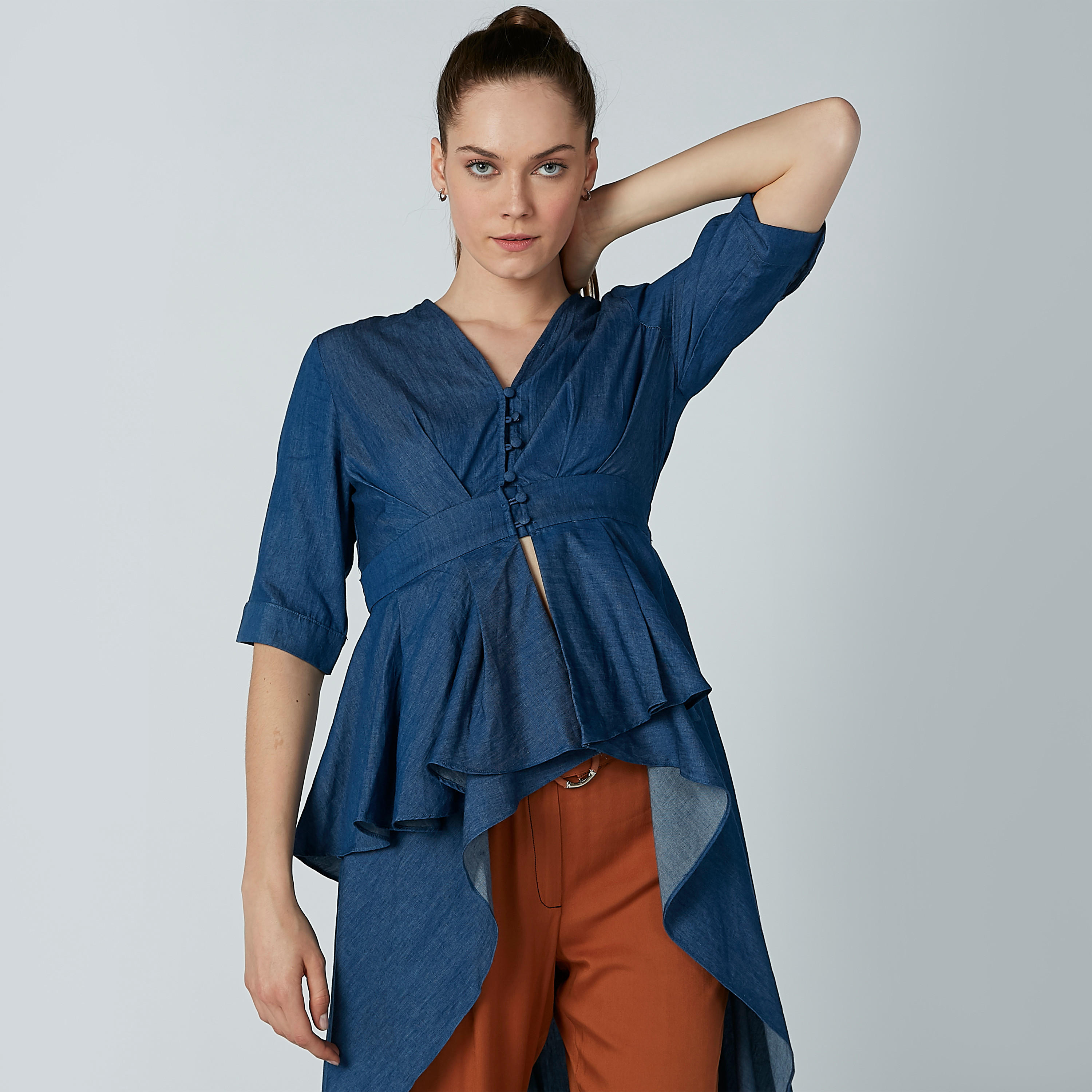 بلوزة واسعة مقلّمة بأكمام قصيرة وياقة V من آيكونيك-women-clothing-shirtsandblouses-blouses-image-4