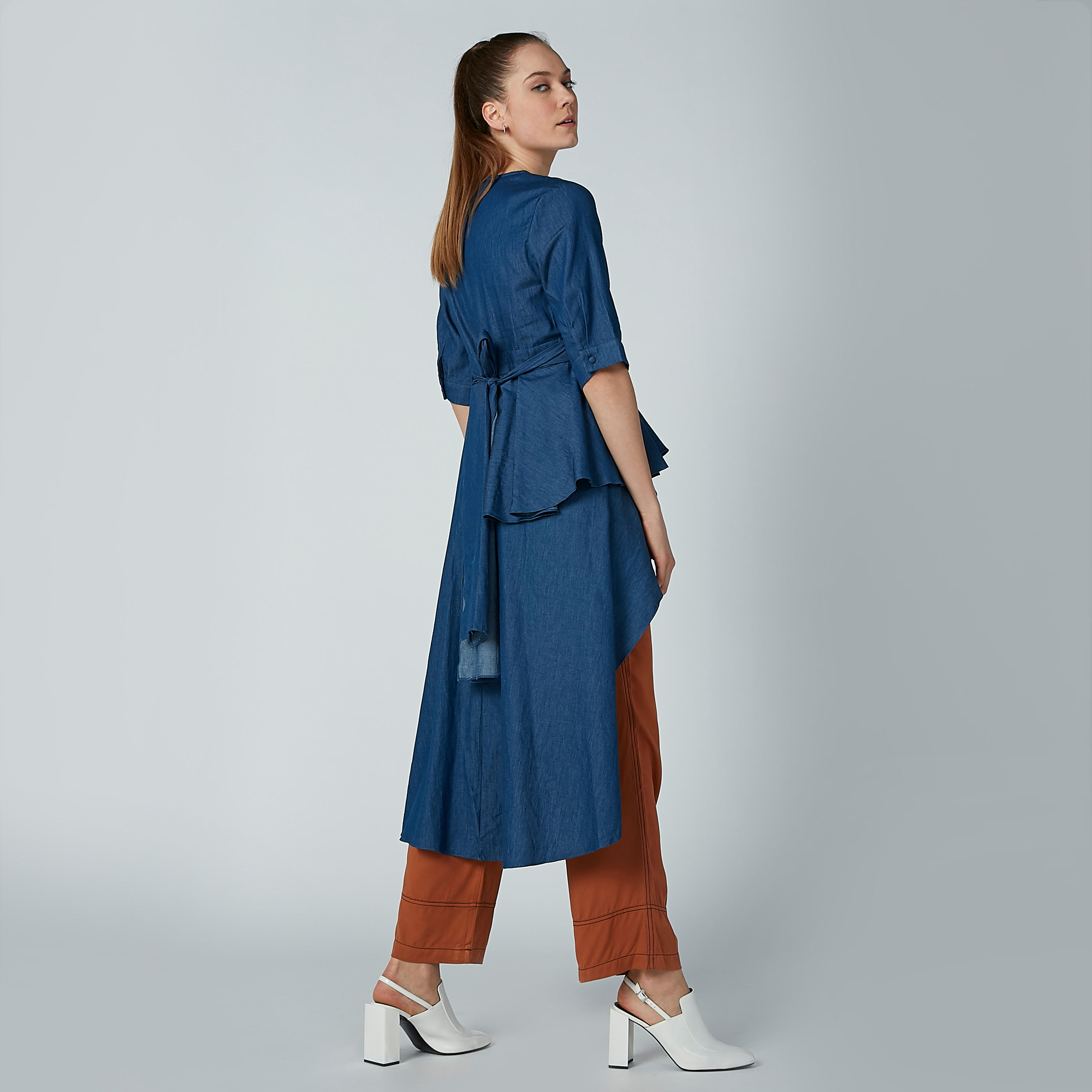 بلوزة واسعة مقلّمة بأكمام قصيرة وياقة V من آيكونيك-women-clothing-shirtsandblouses-blouses-image-5