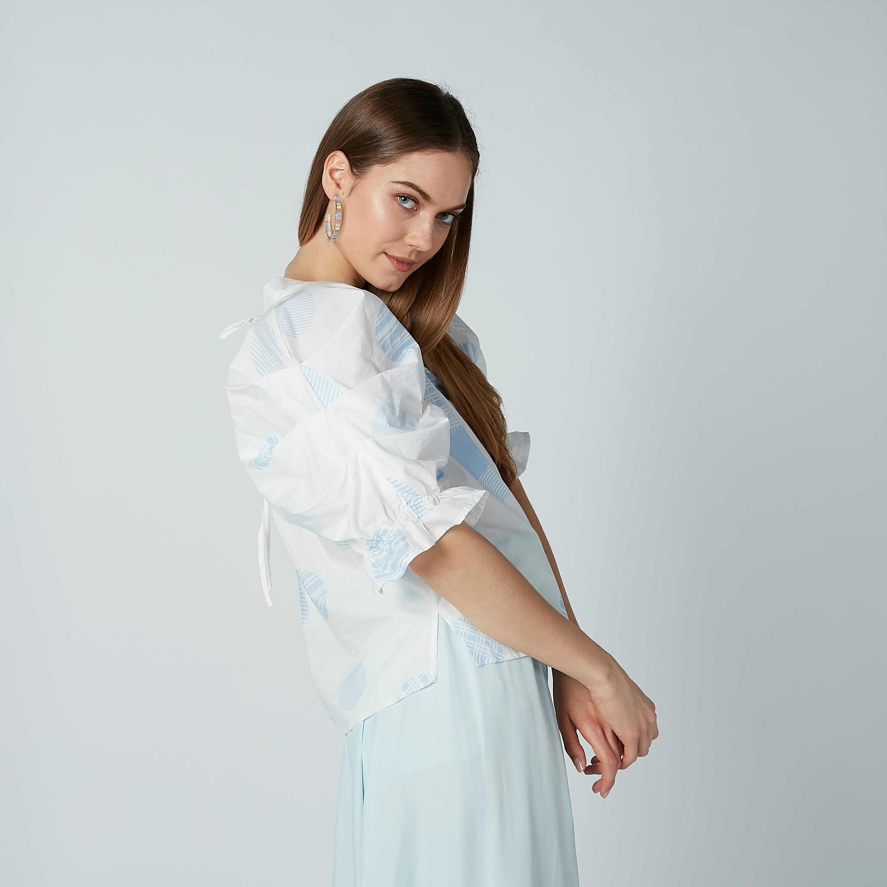 بلوزة برباط وتفاصيل كشكش وطبعات من آيكونيك-women-clothing-shirtsandblouses-blouses-image-1