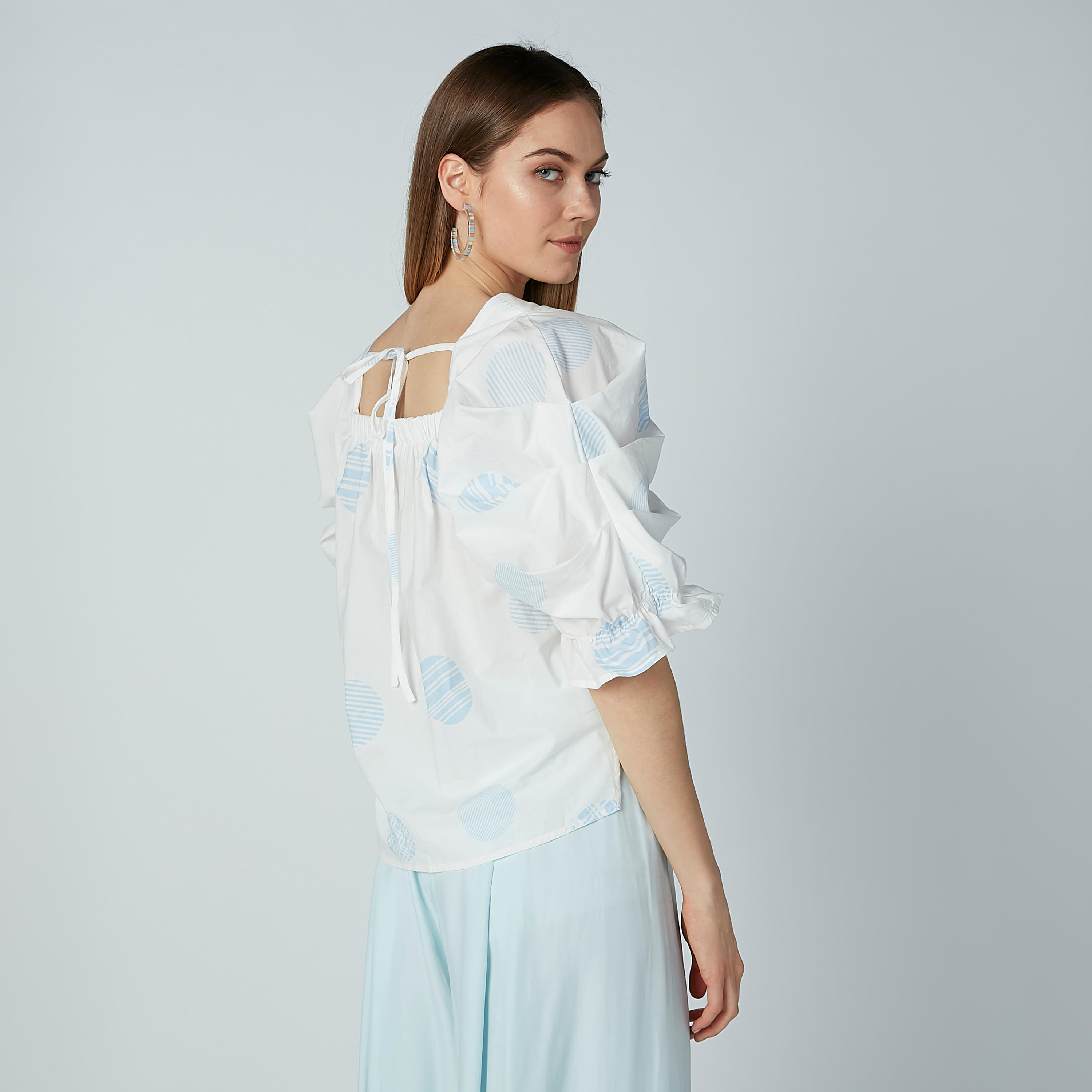 بلوزة برباط وتفاصيل كشكش وطبعات من آيكونيك-women-clothing-shirtsandblouses-blouses-image-3