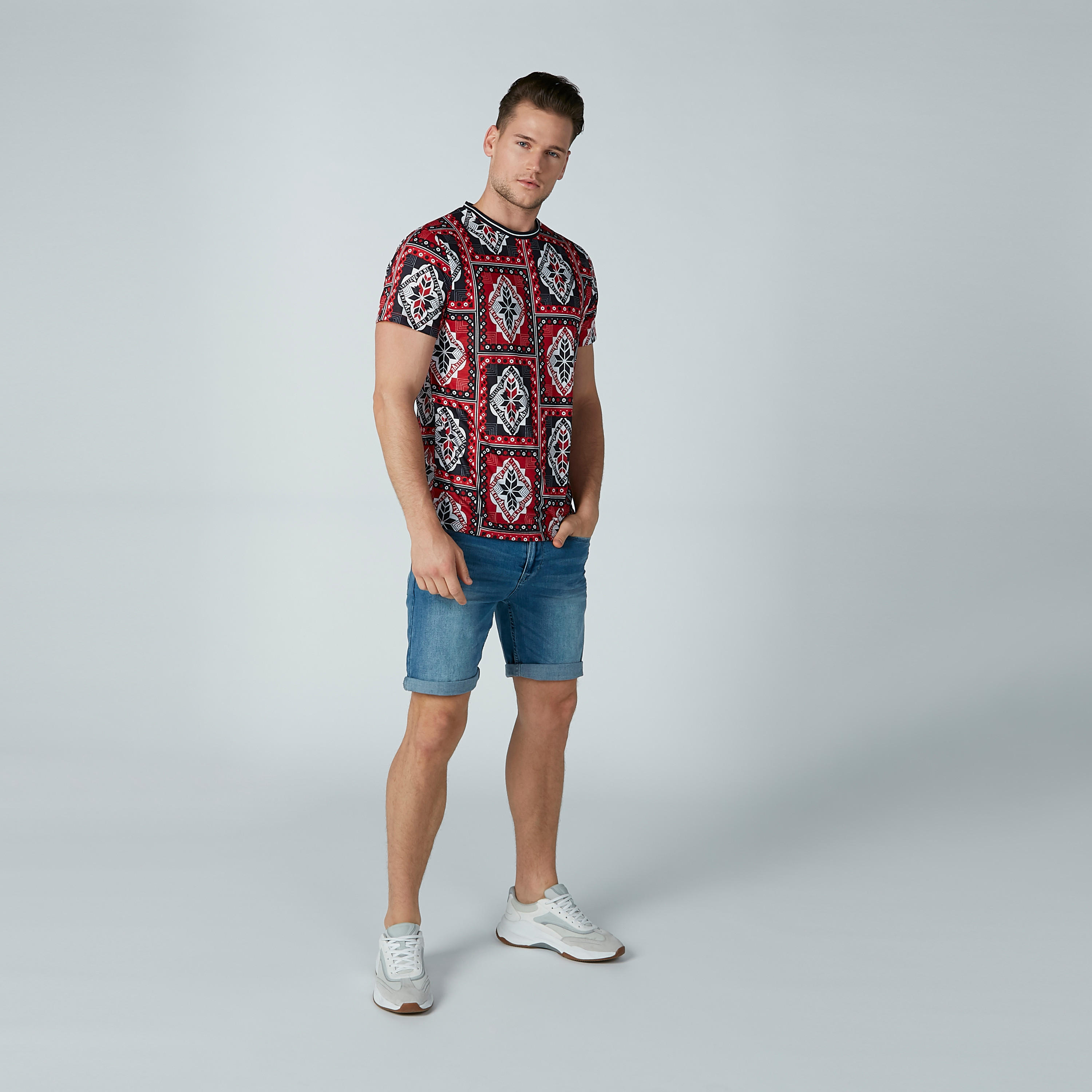 تيشيرت بأكمام قصيرة وياقة مستديرة وطبعات من آيكونيك-men-clothing-tshirtsandpolos-tshirts-image-1