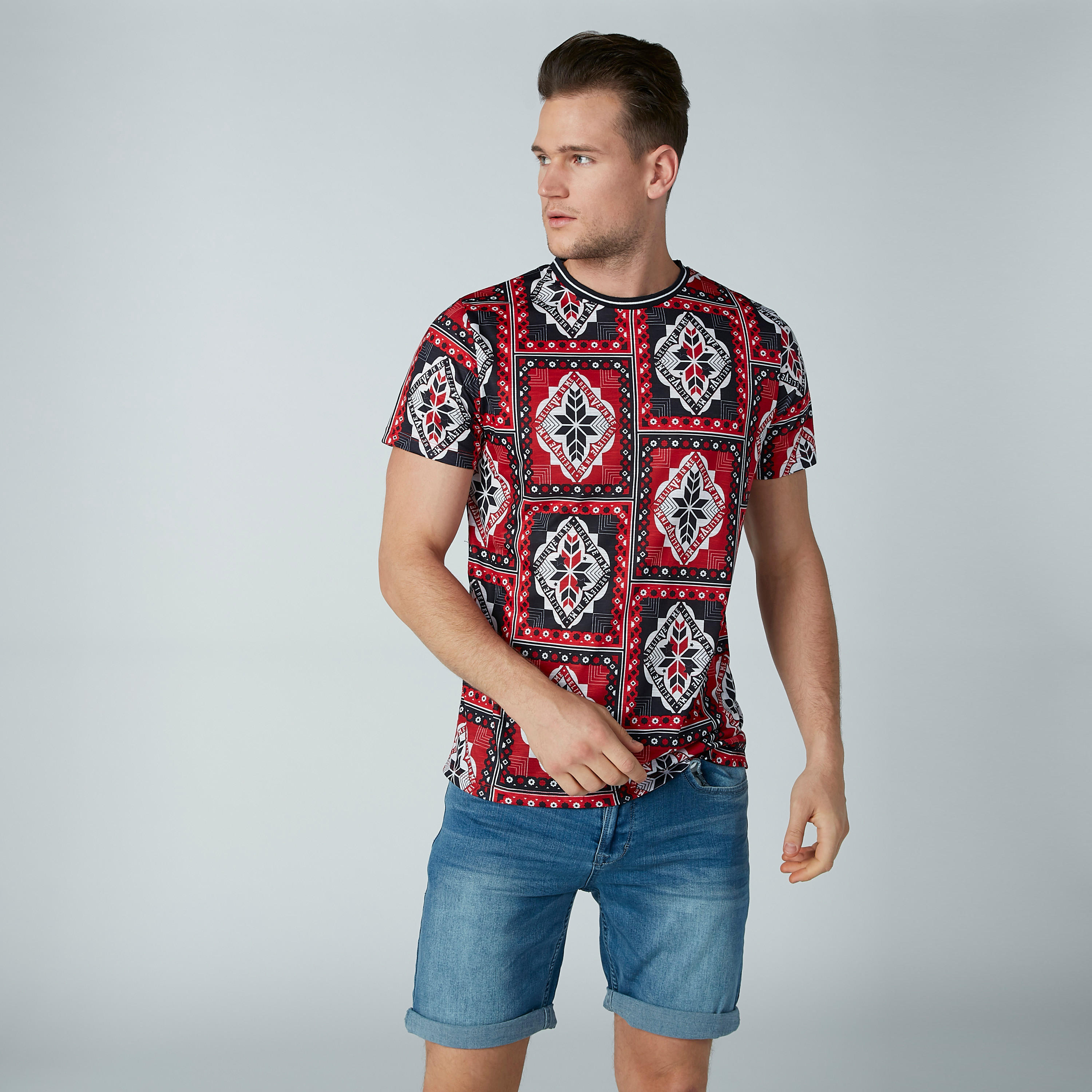 تيشيرت بأكمام قصيرة وياقة مستديرة وطبعات من آيكونيك-men-clothing-tshirtsandpolos-tshirts-image-2