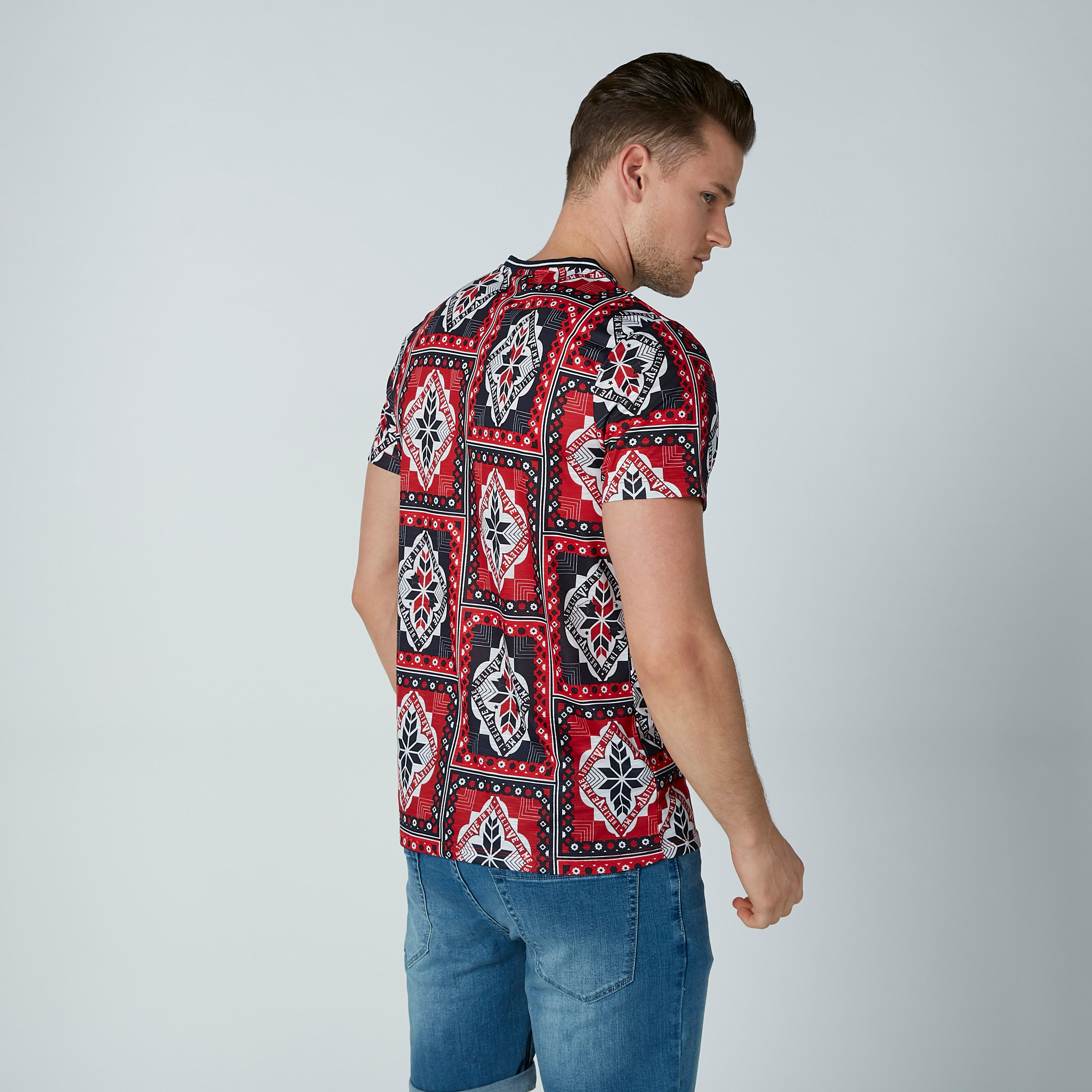 تيشيرت بأكمام قصيرة وياقة مستديرة وطبعات من آيكونيك-men-clothing-tshirtsandpolos-tshirts-image-3