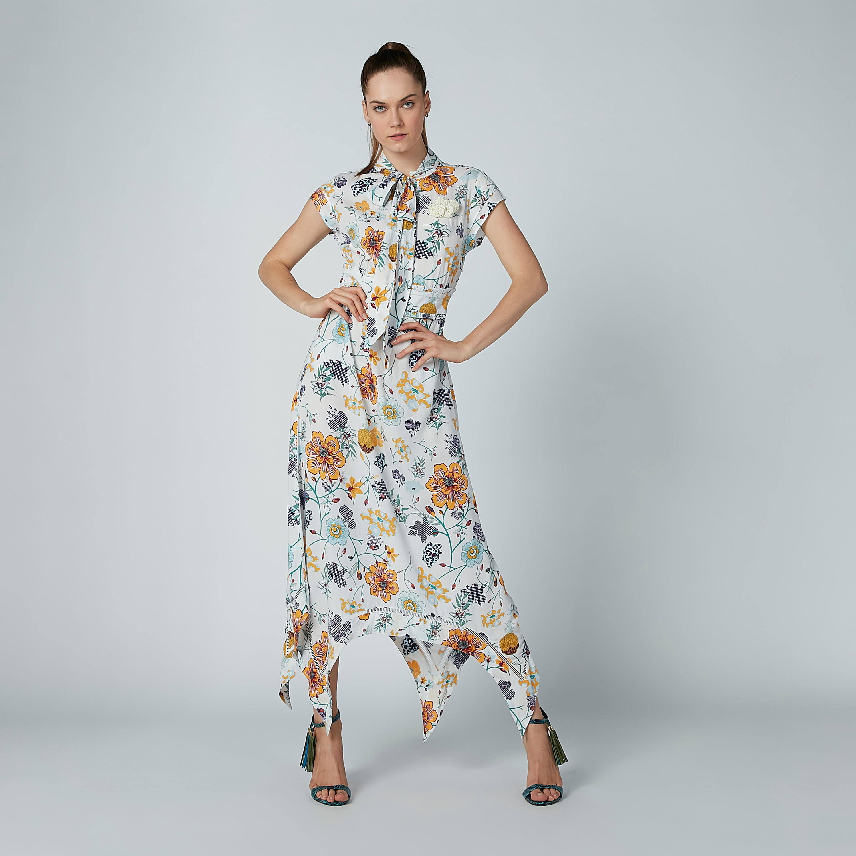 فستان طويل بحوّاف غير مستوية وأكمام كاب وطبعات زهرية من آيكونيك-women-clothing-dresses-image-2