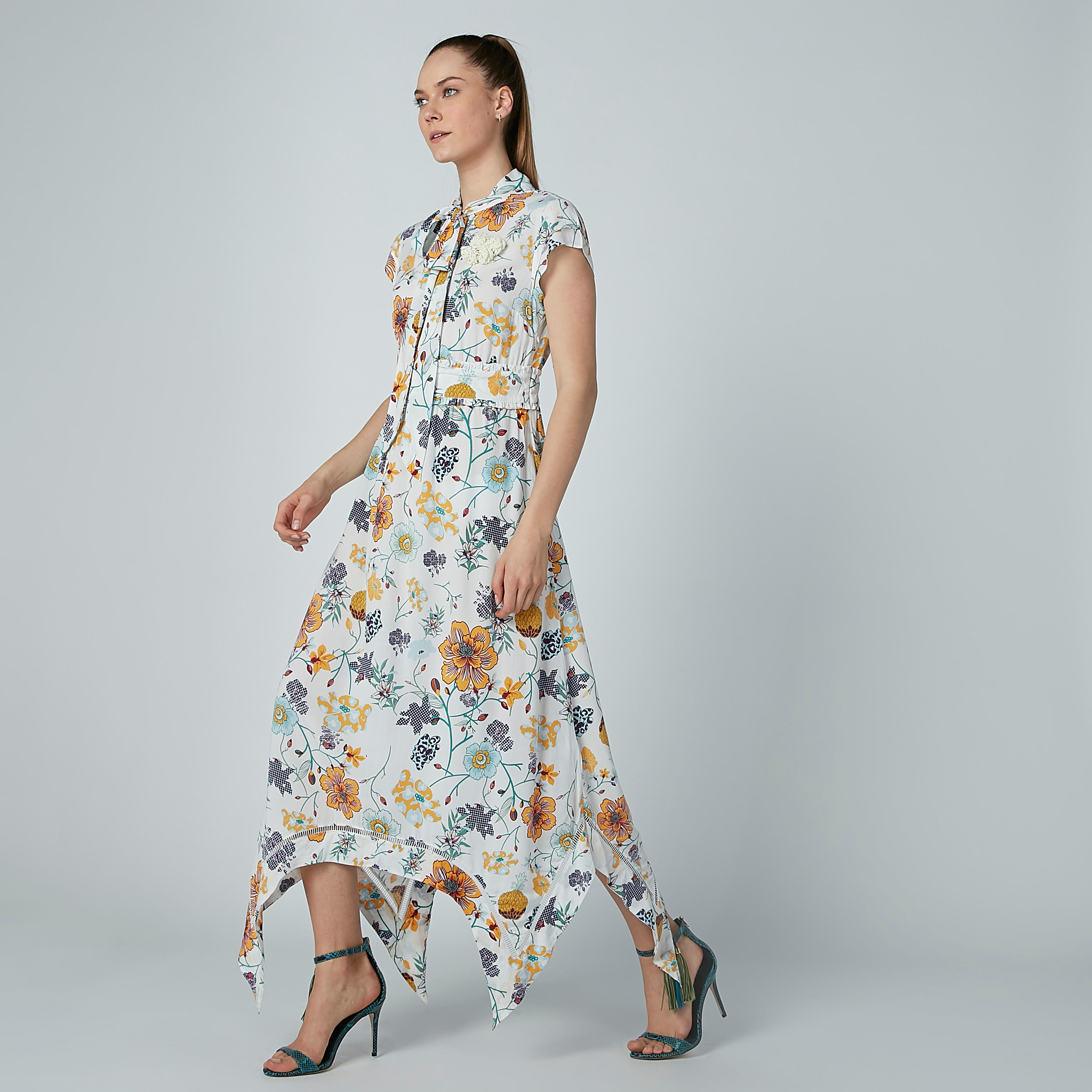 فستان طويل بحوّاف غير مستوية وأكمام كاب وطبعات زهرية من آيكونيك-women-clothing-dresses-image-4