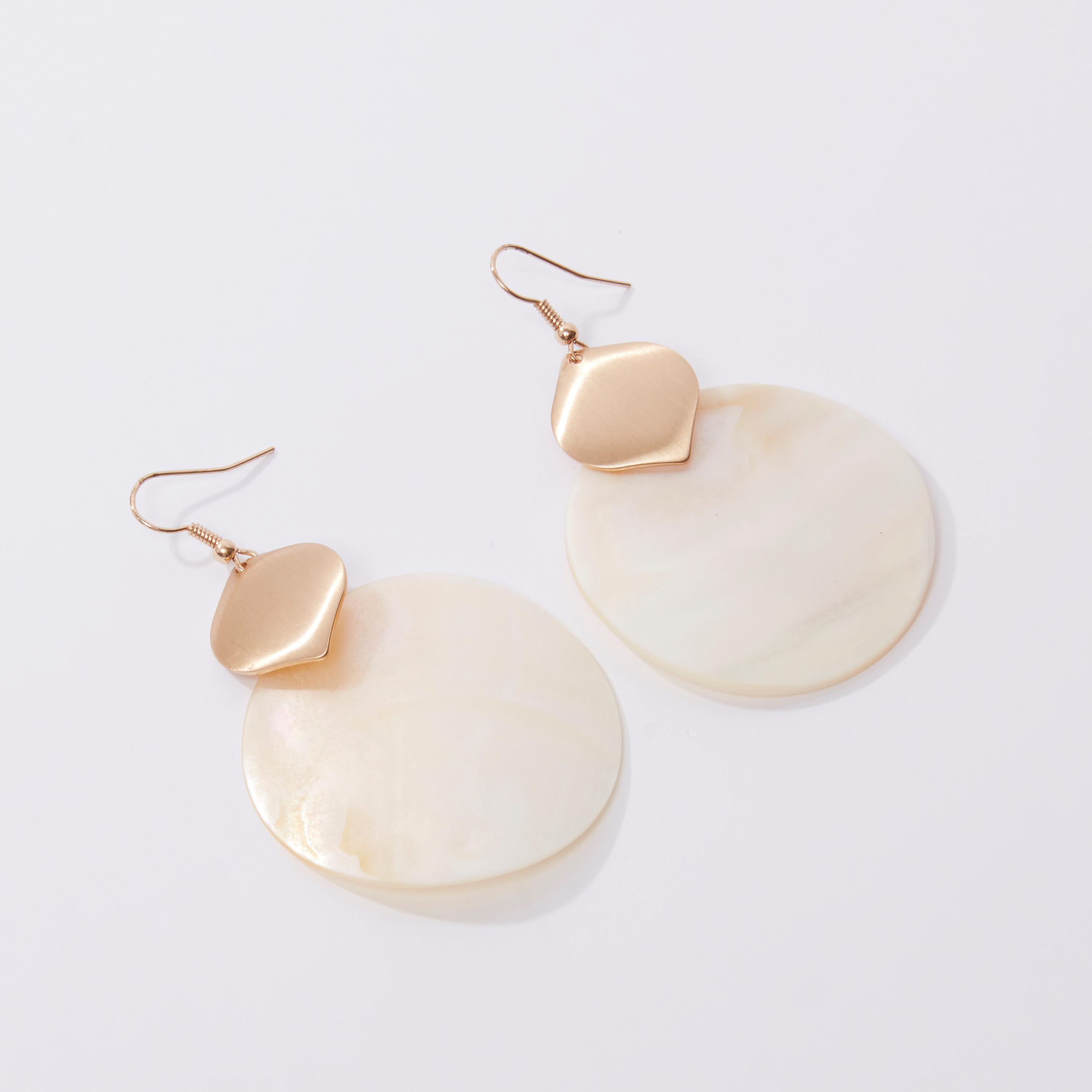 أقراط صدفية مستديرة من آيكونيك-women-watchesandjewellery-jewellery-earrings-image-1