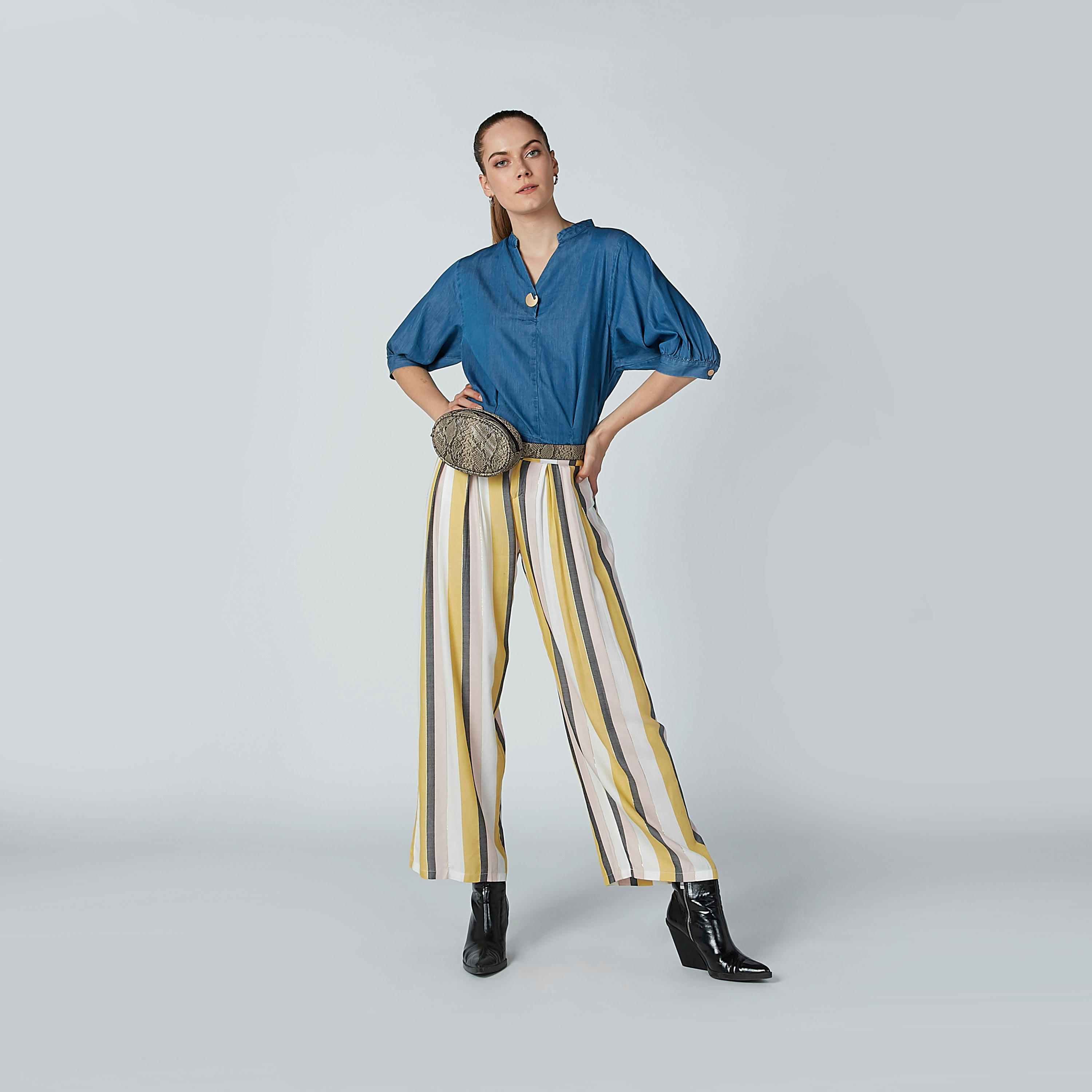 بنطال بالازو مقلّم بقصّة واسعة من آيكونيك-women-clothing-bottoms-trousers-image-2