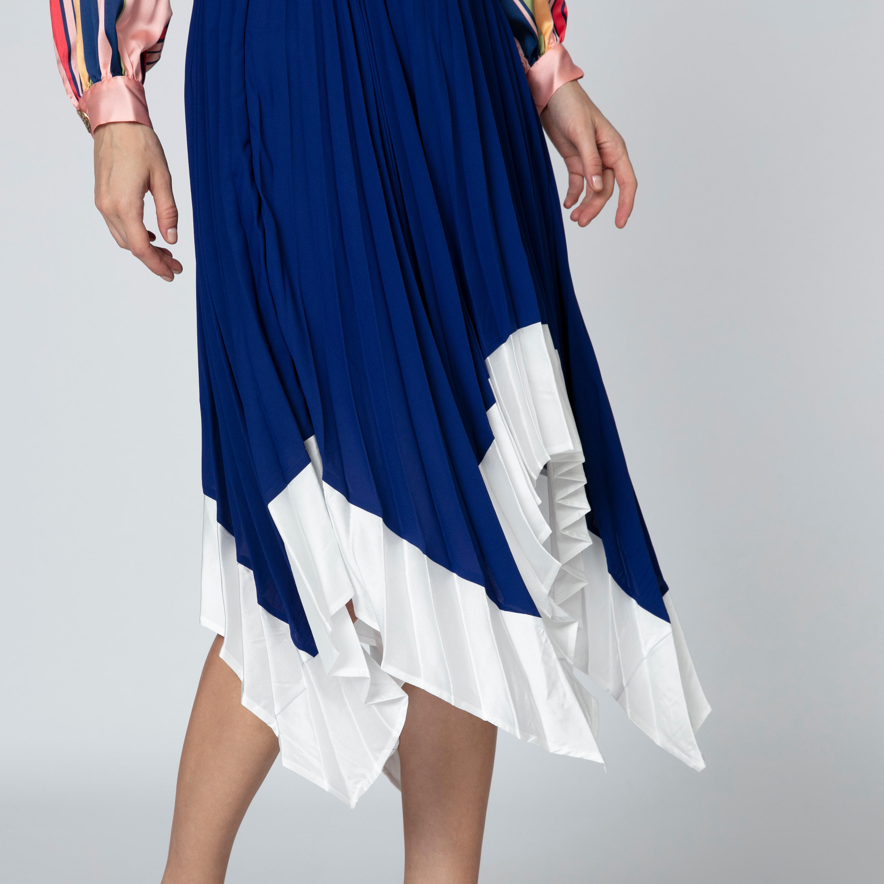 تنورة سادة متوسطة الطول بحوّاف غير مستوية وكشكش من آيكونيك-women-clothing-bottoms-skirts-image-5