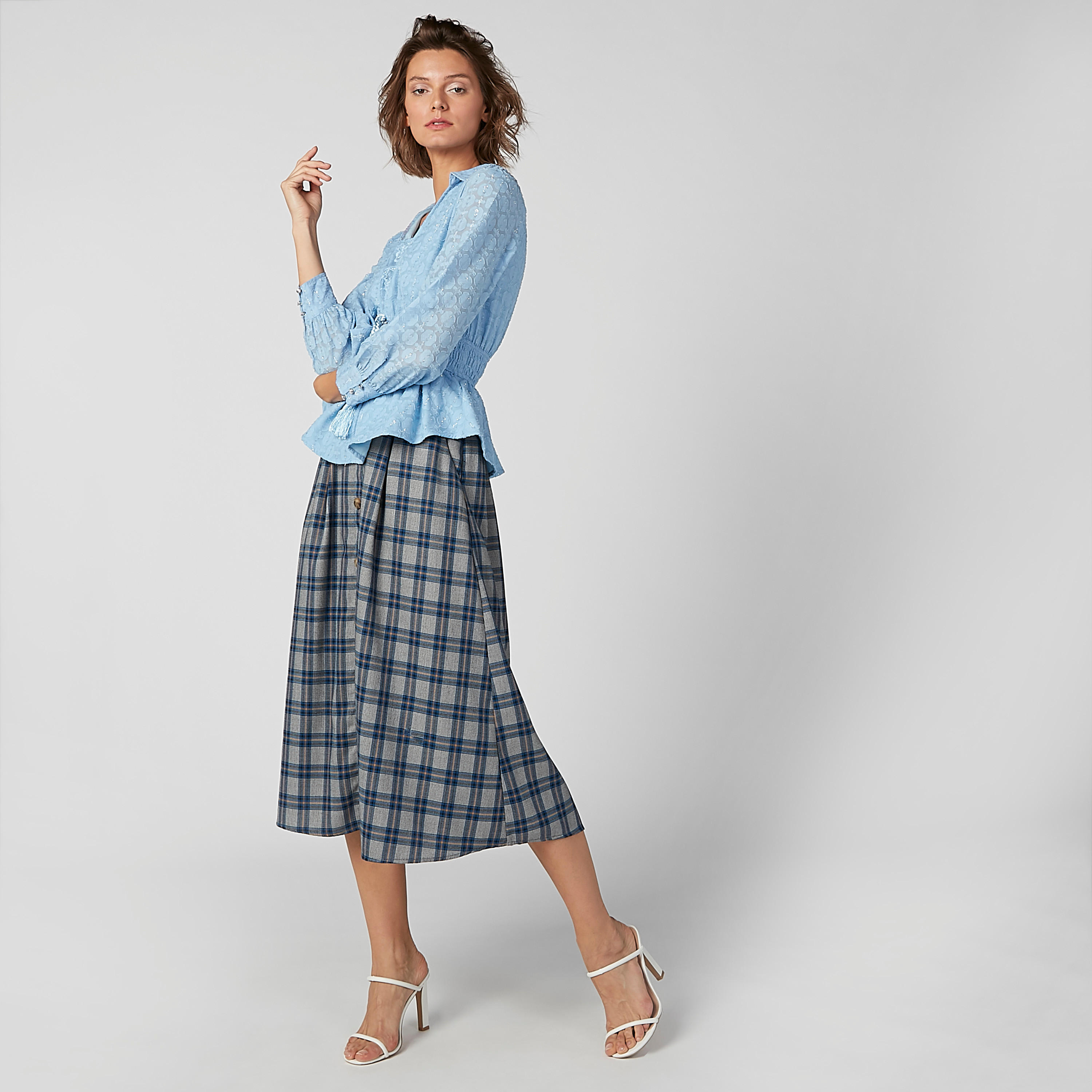 بلوزة بارزة الملمس بياقة عاديّة وأكمام طويلة وشرّابات من آيكونيك-women-clothing-shirtsandblouses-blouses-image-2