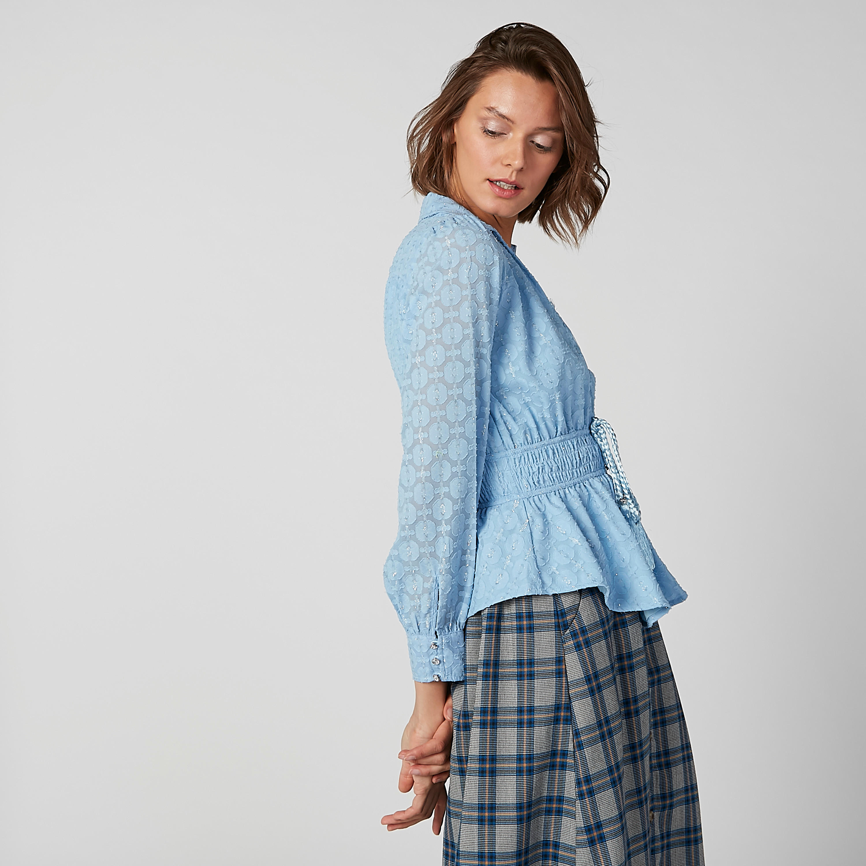 بلوزة بارزة الملمس بياقة عاديّة وأكمام طويلة وشرّابات من آيكونيك-women-clothing-shirtsandblouses-blouses-image-3