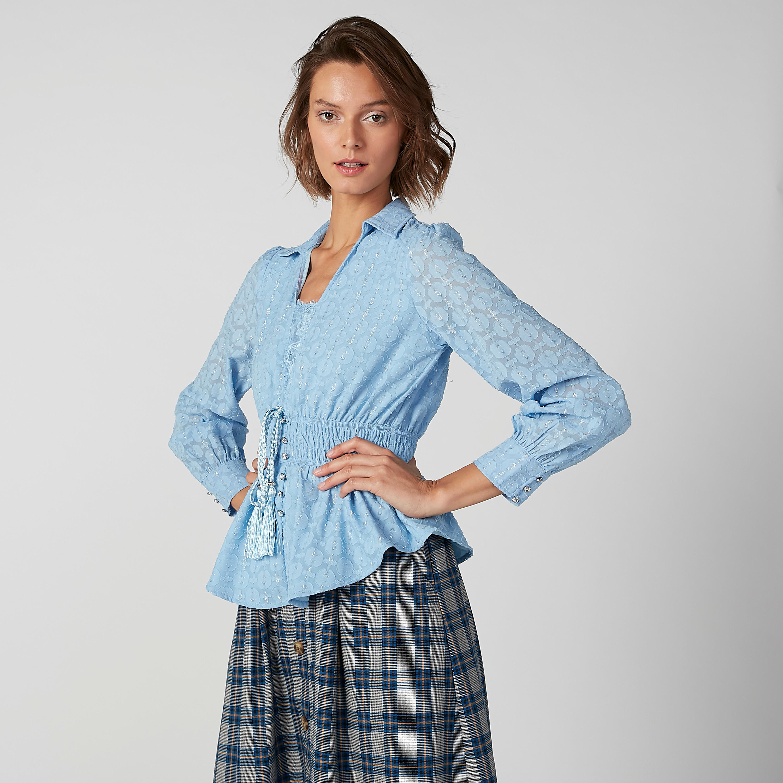 بلوزة بارزة الملمس بياقة عاديّة وأكمام طويلة وشرّابات من آيكونيك-women-clothing-shirtsandblouses-blouses-image-5