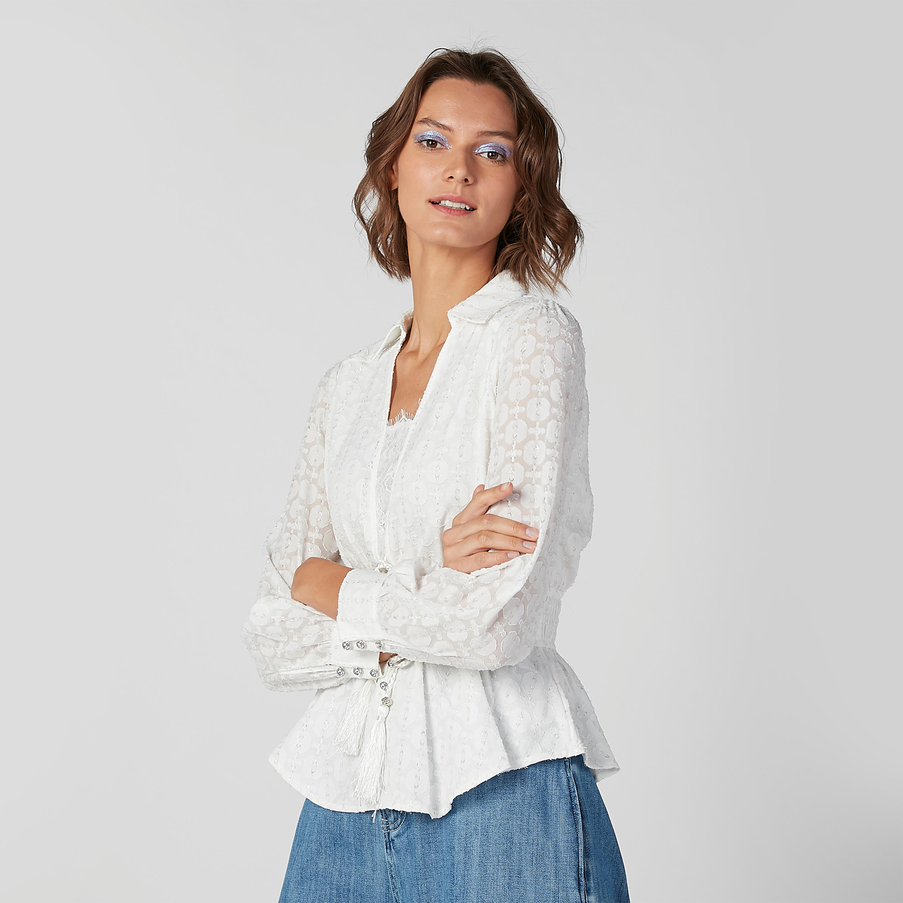 بلوزة بارزة الملمس بياقة عاديّة وأكمام طويلة وشرّابات من آيكونيك-women-clothing-shirtsandblouses-blouses-image-1