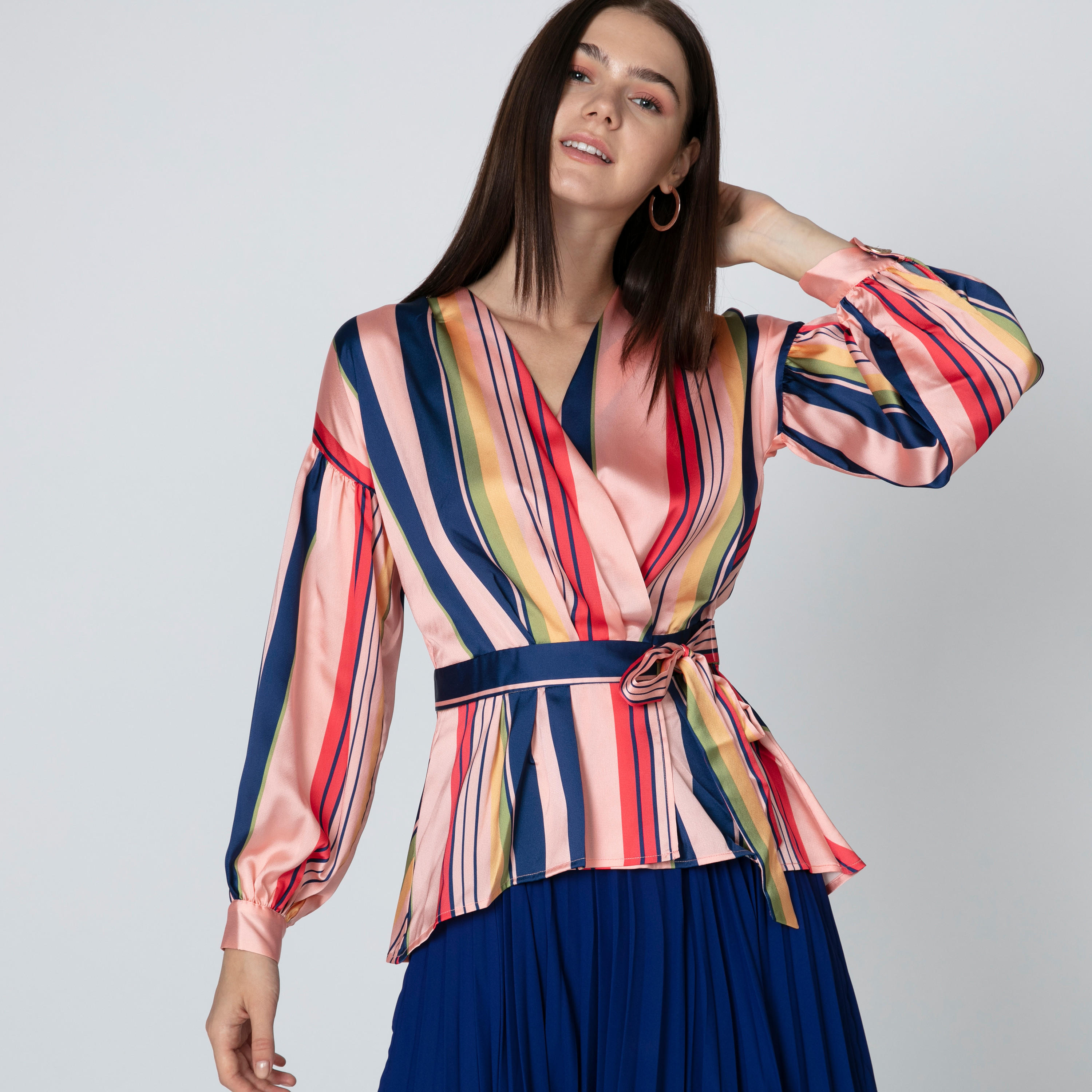 بلوزة مقلّمة بياقة V وأربطة من آيكونيك-women-clothing-shirtsandblouses-blouses-image-2