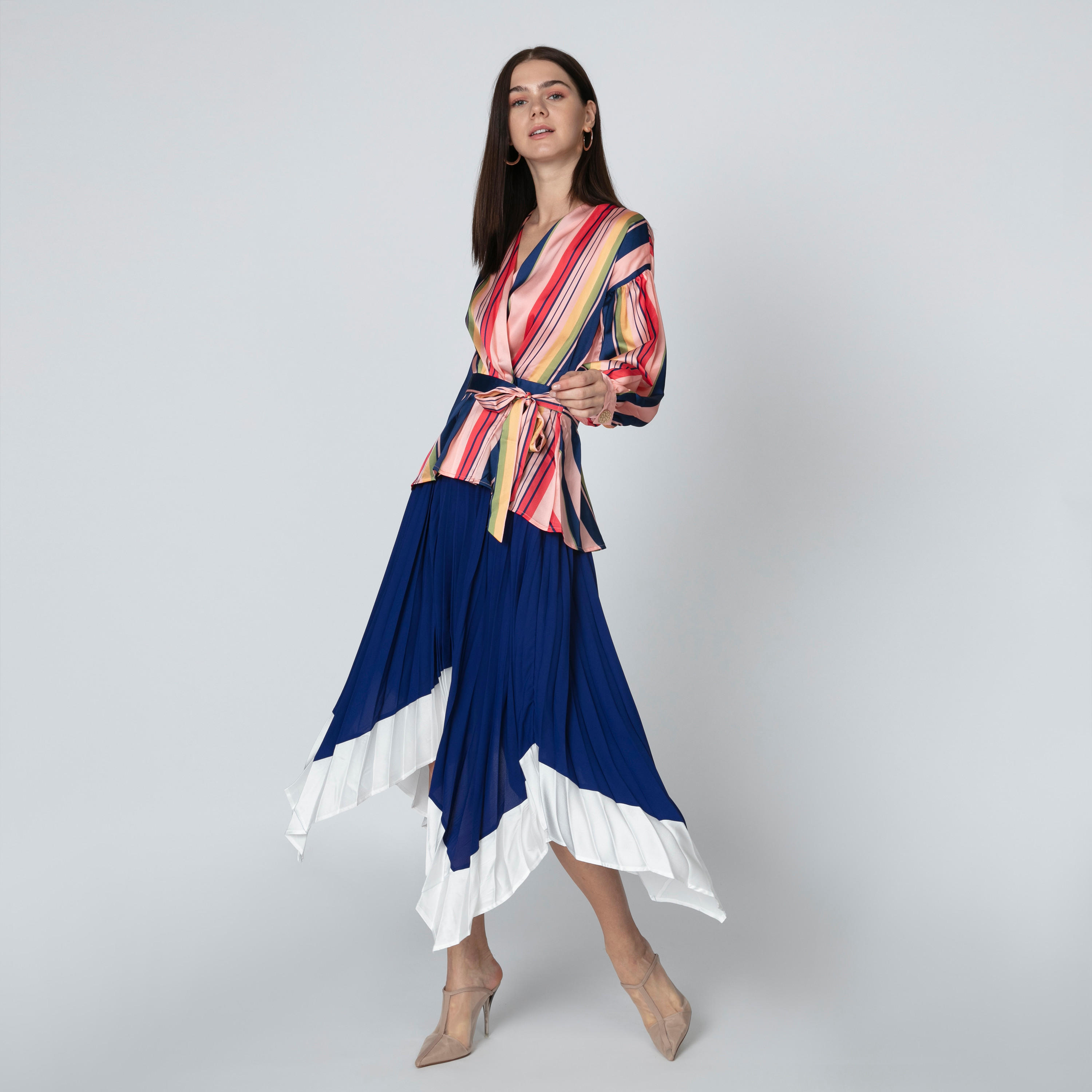 بلوزة مقلّمة بياقة V وأربطة من آيكونيك-women-clothing-shirtsandblouses-blouses-image-1