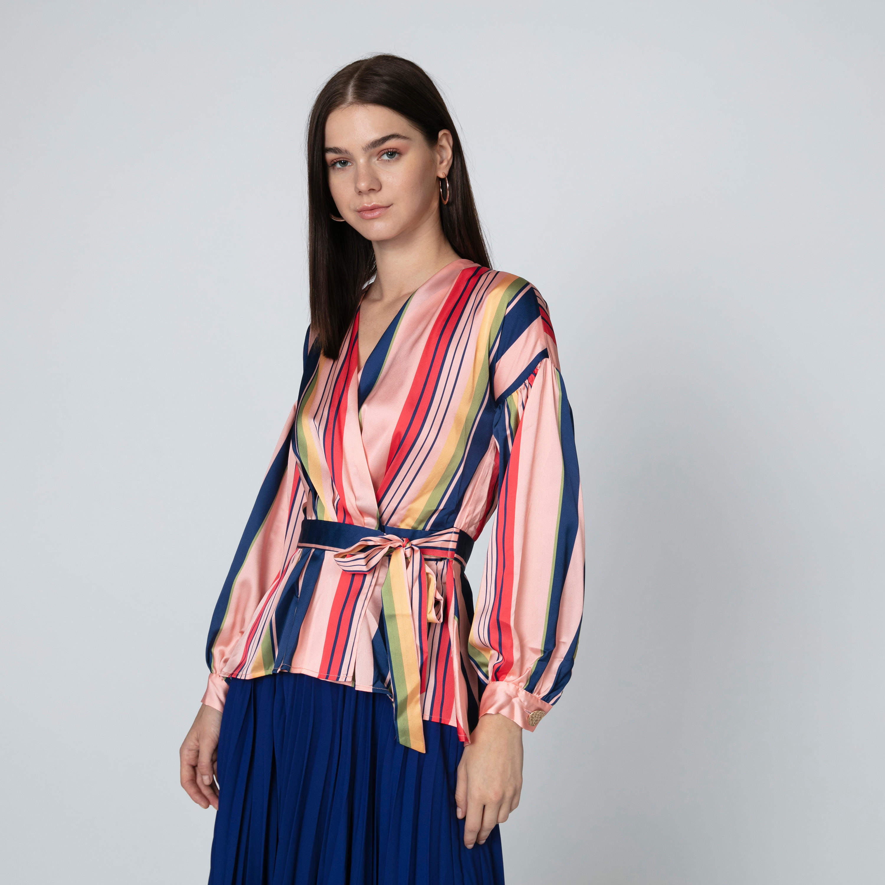 بلوزة مقلّمة بياقة V وأربطة من آيكونيك-women-clothing-shirtsandblouses-blouses-image-4