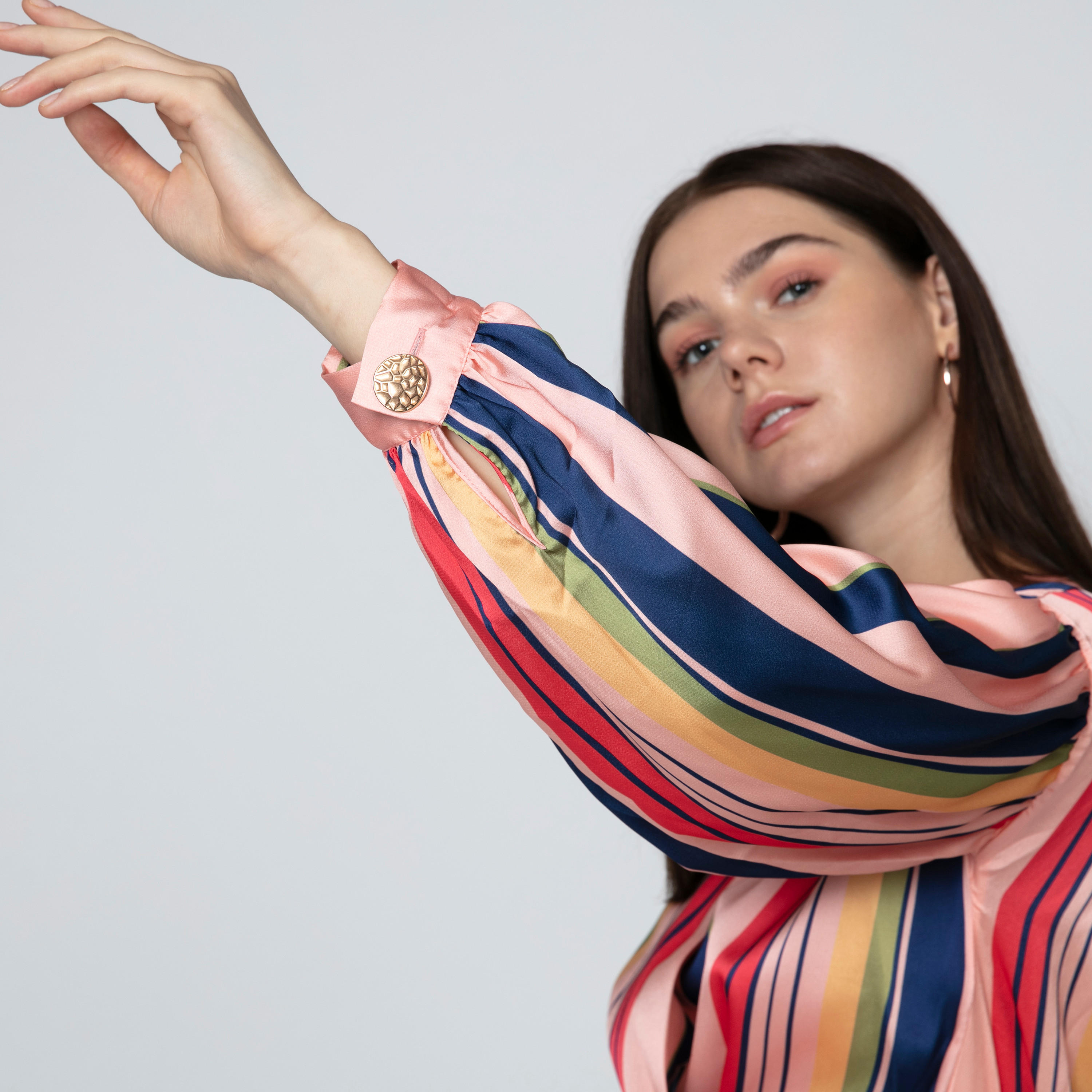 بلوزة مقلّمة بياقة V وأربطة من آيكونيك-women-clothing-shirtsandblouses-blouses-image-5
