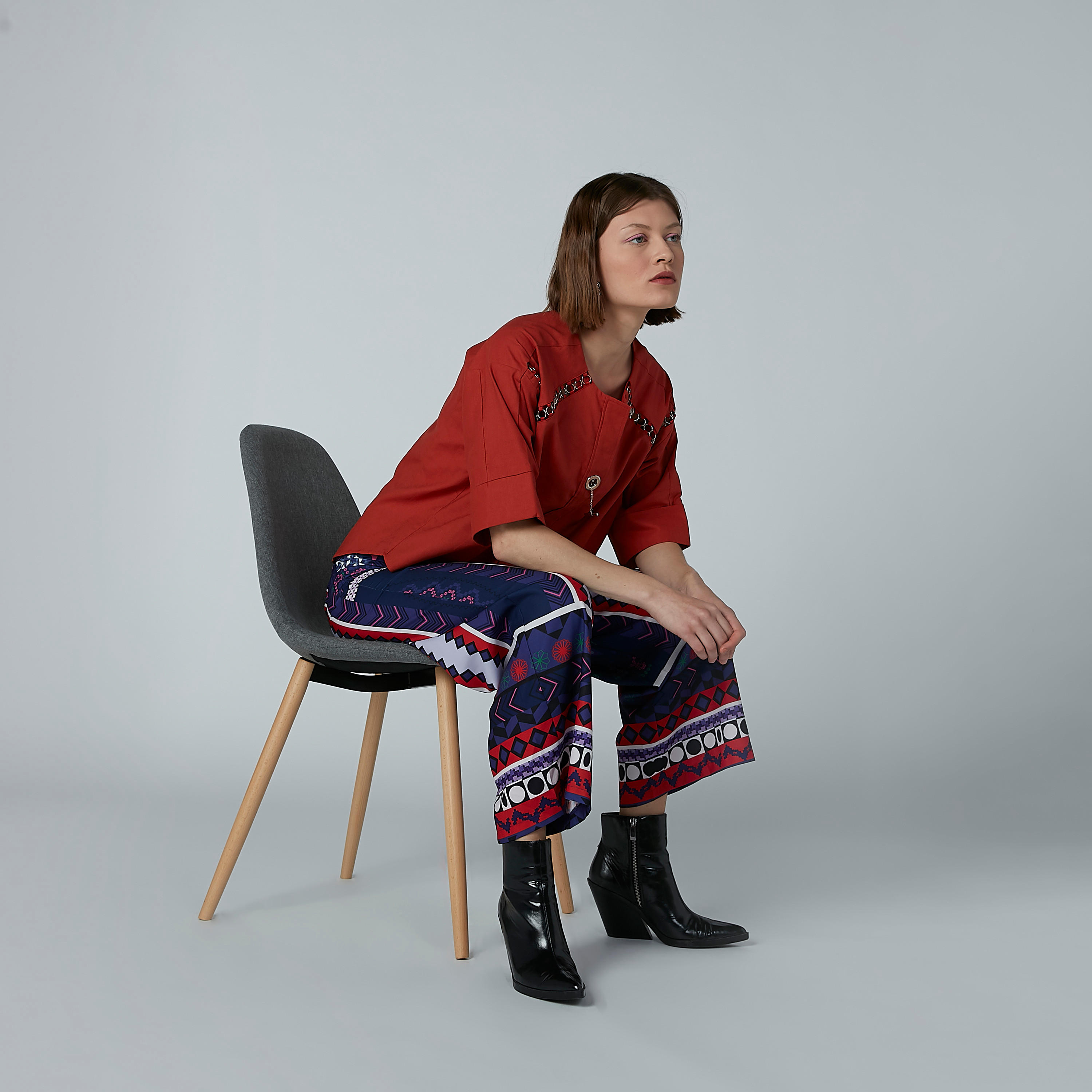 بلوزة بياقة مستديرة وأكمام قصيرة وحلقات من آيكونيك-women-clothing-shirtsandblouses-blouses-image-1