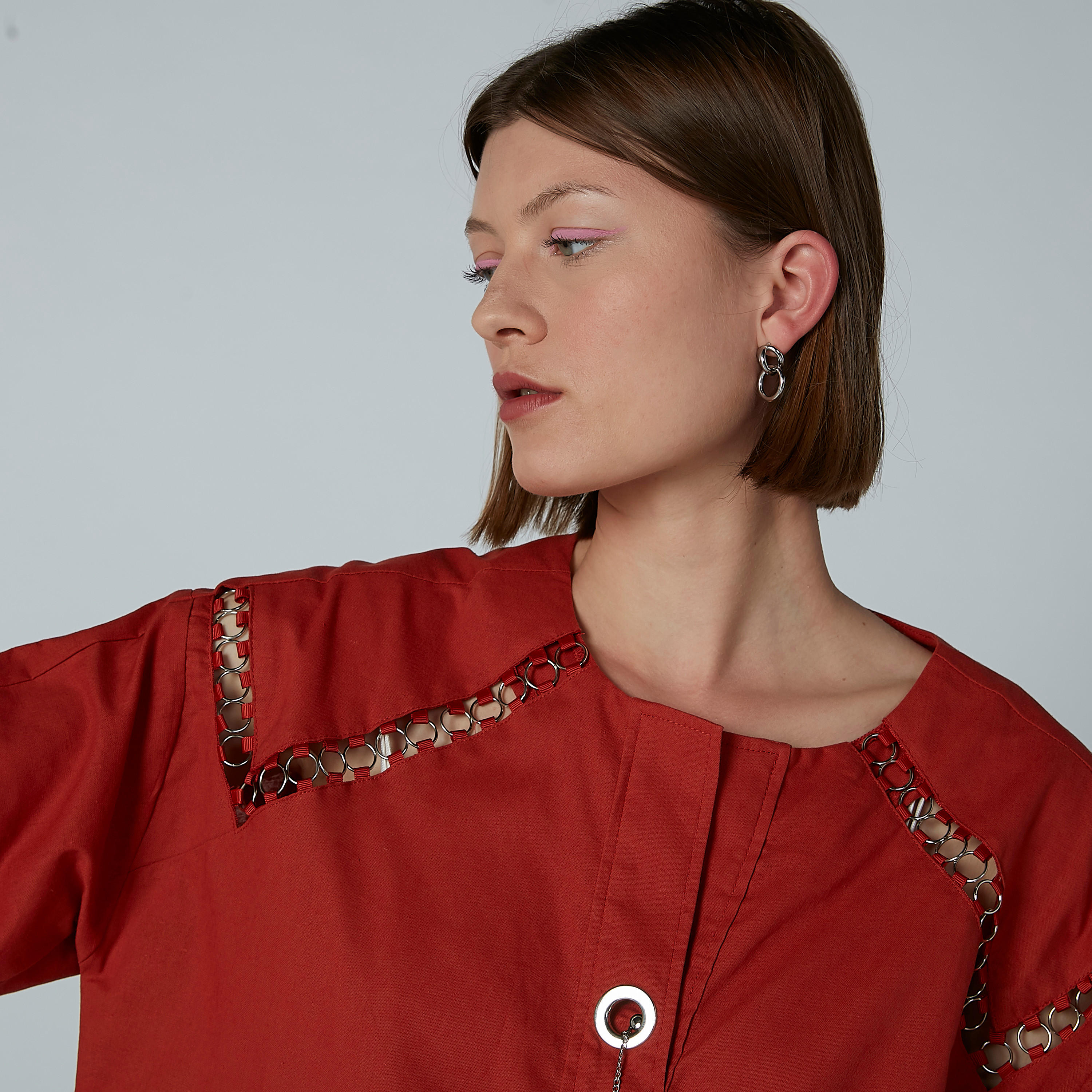 بلوزة بياقة مستديرة وأكمام قصيرة وحلقات من آيكونيك-women-clothing-shirtsandblouses-blouses-image-2