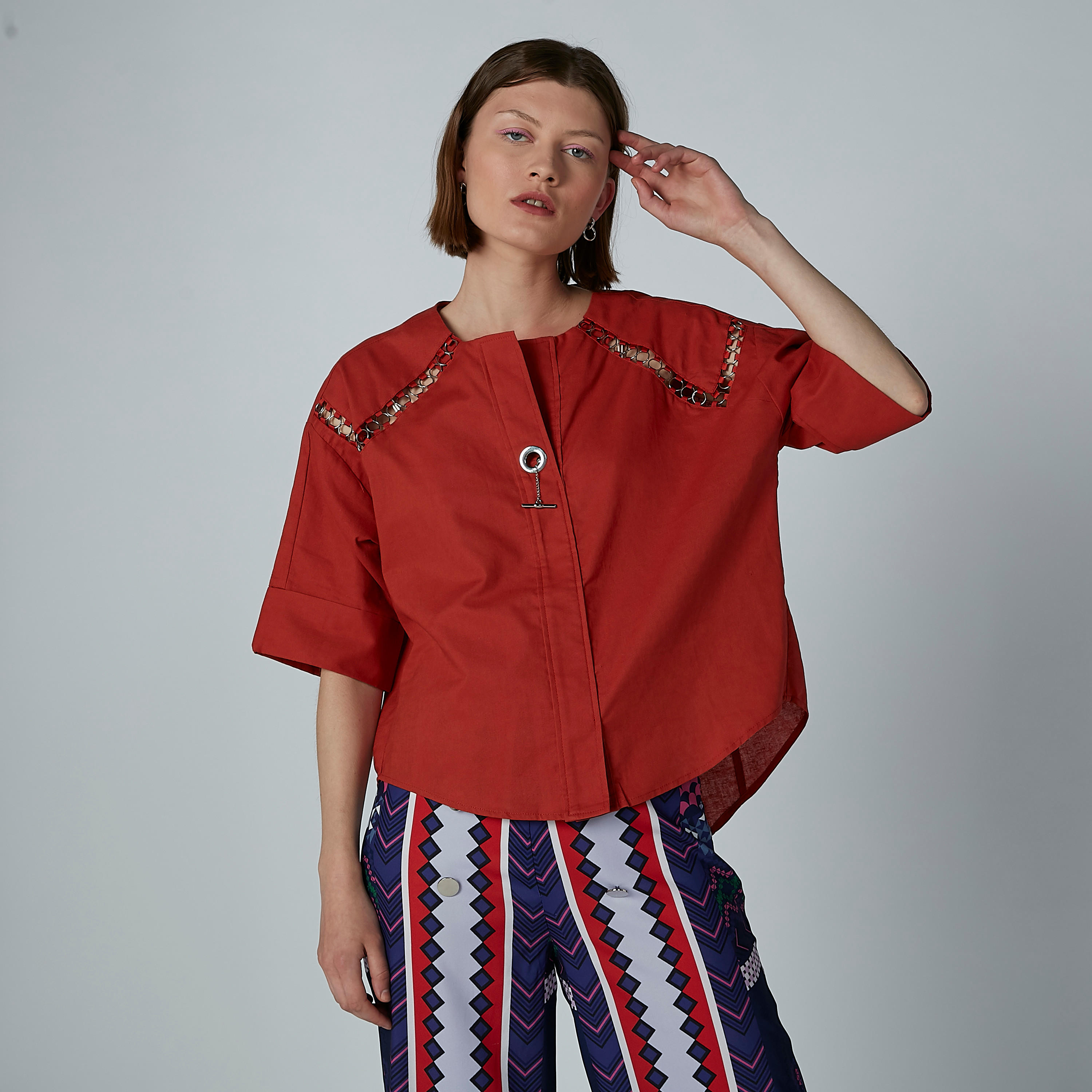 بلوزة بياقة مستديرة وأكمام قصيرة وحلقات من آيكونيك-women-clothing-shirtsandblouses-blouses-image-3