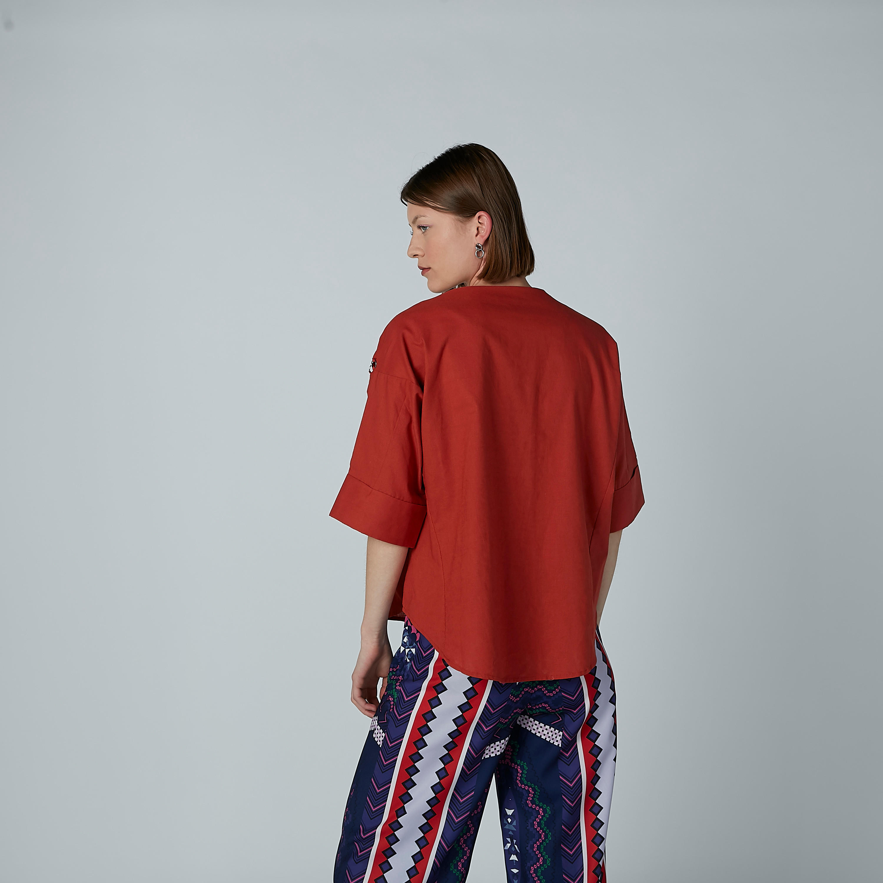 بلوزة بياقة مستديرة وأكمام قصيرة وحلقات من آيكونيك-women-clothing-shirtsandblouses-blouses-image-4