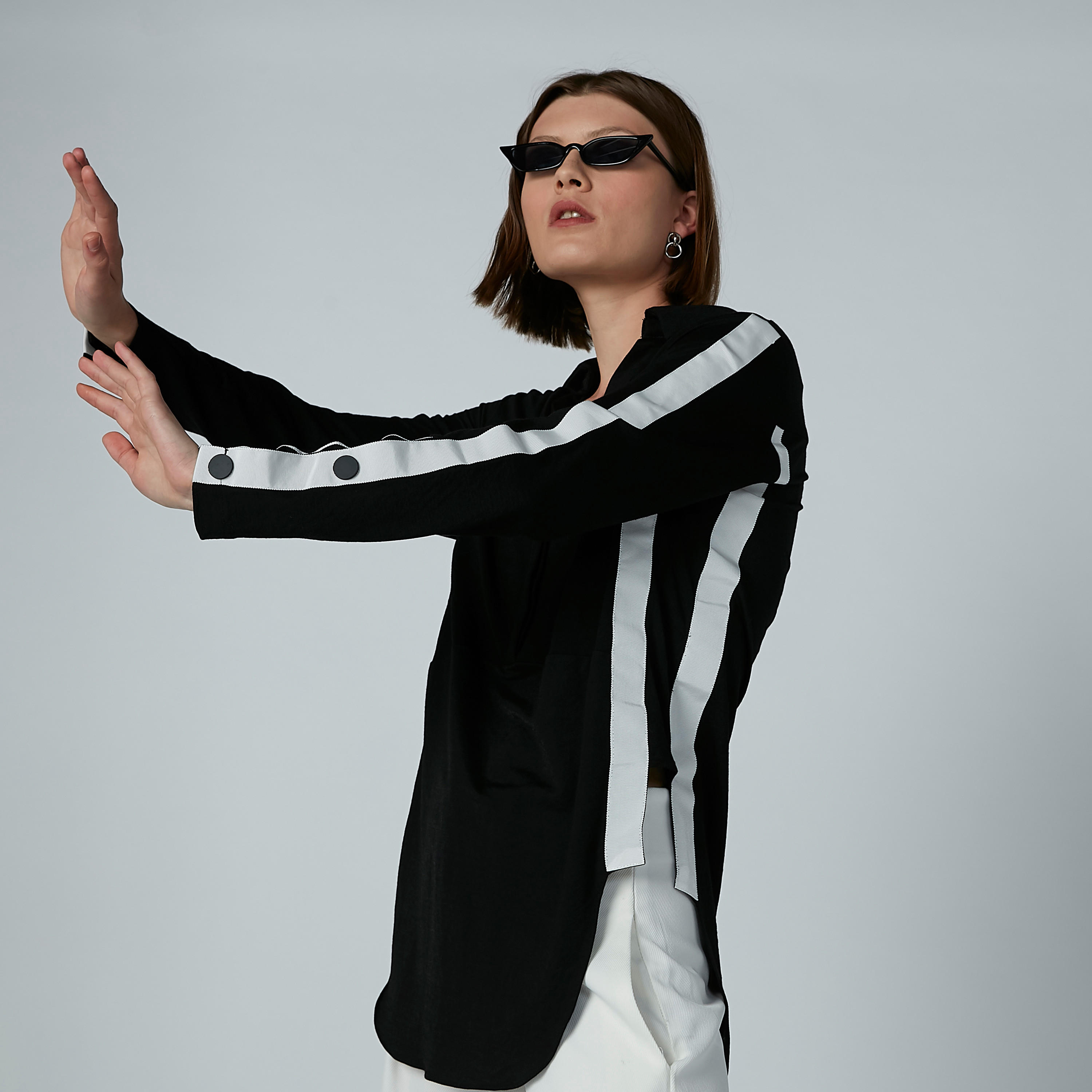بلوزة بياقة عاديّة وأكمام طويلة وحوّاف مستديرة وشريطة من آيكونيك-women-clothing-shirtsandblouses-blouses-image-1