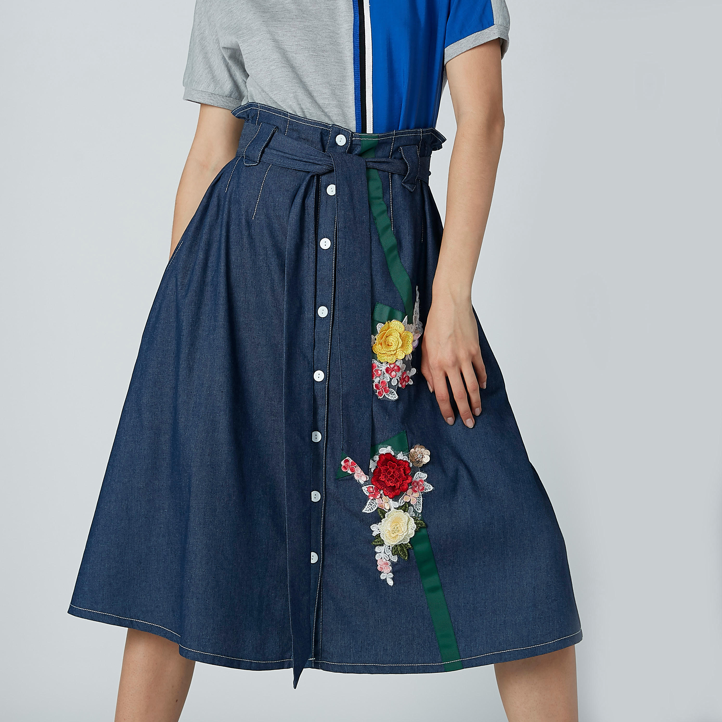 تنورة متوسطة الطول بخصر بيبرباج وتزيينات زهرية-women-clothing-bottoms-skirts-image-1