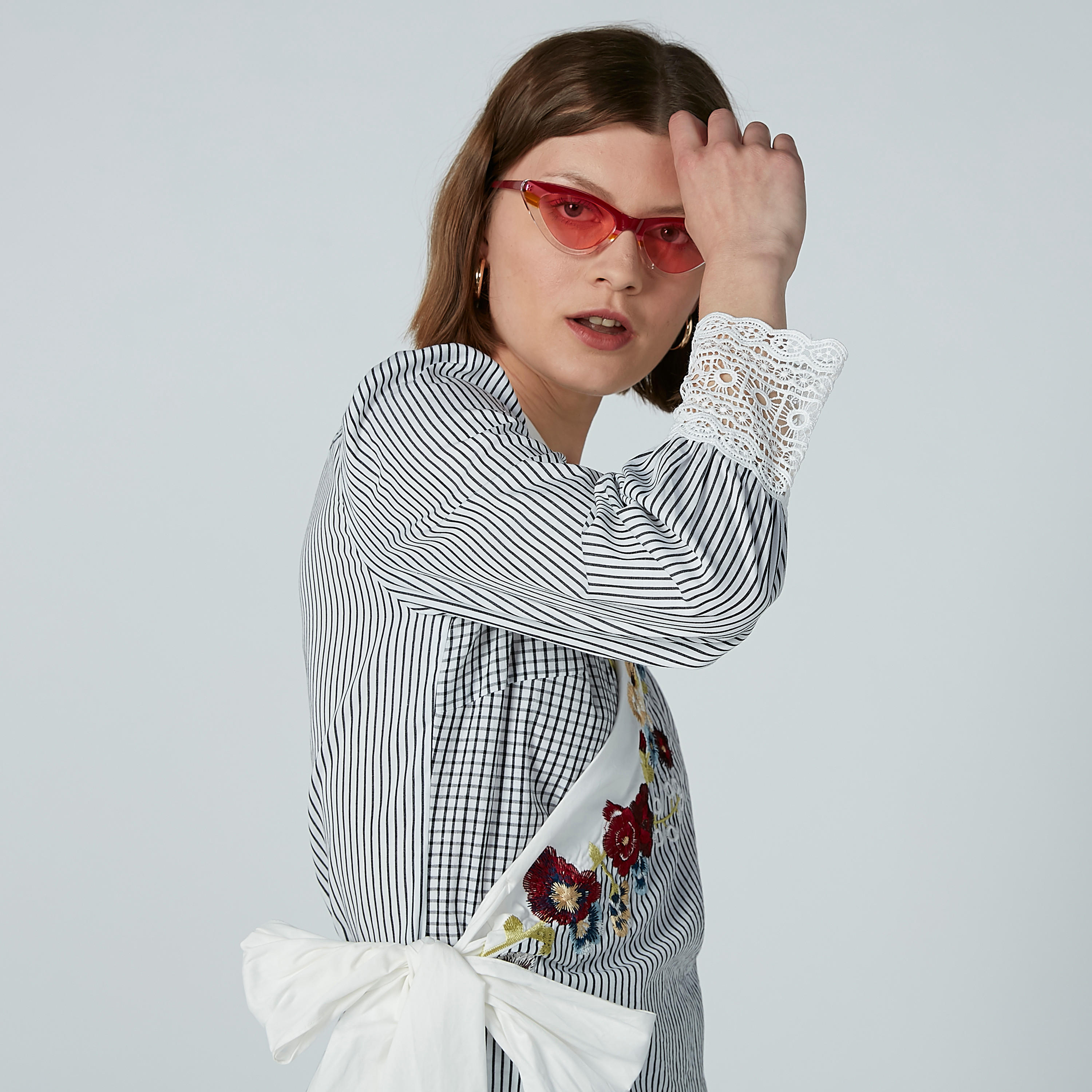 بلوزة مطرّزة بياقة V وأكمام طويلة وتفاصيل دانتيل من آيكونيك-women-clothing-shirtsandblouses-blouses-image-1