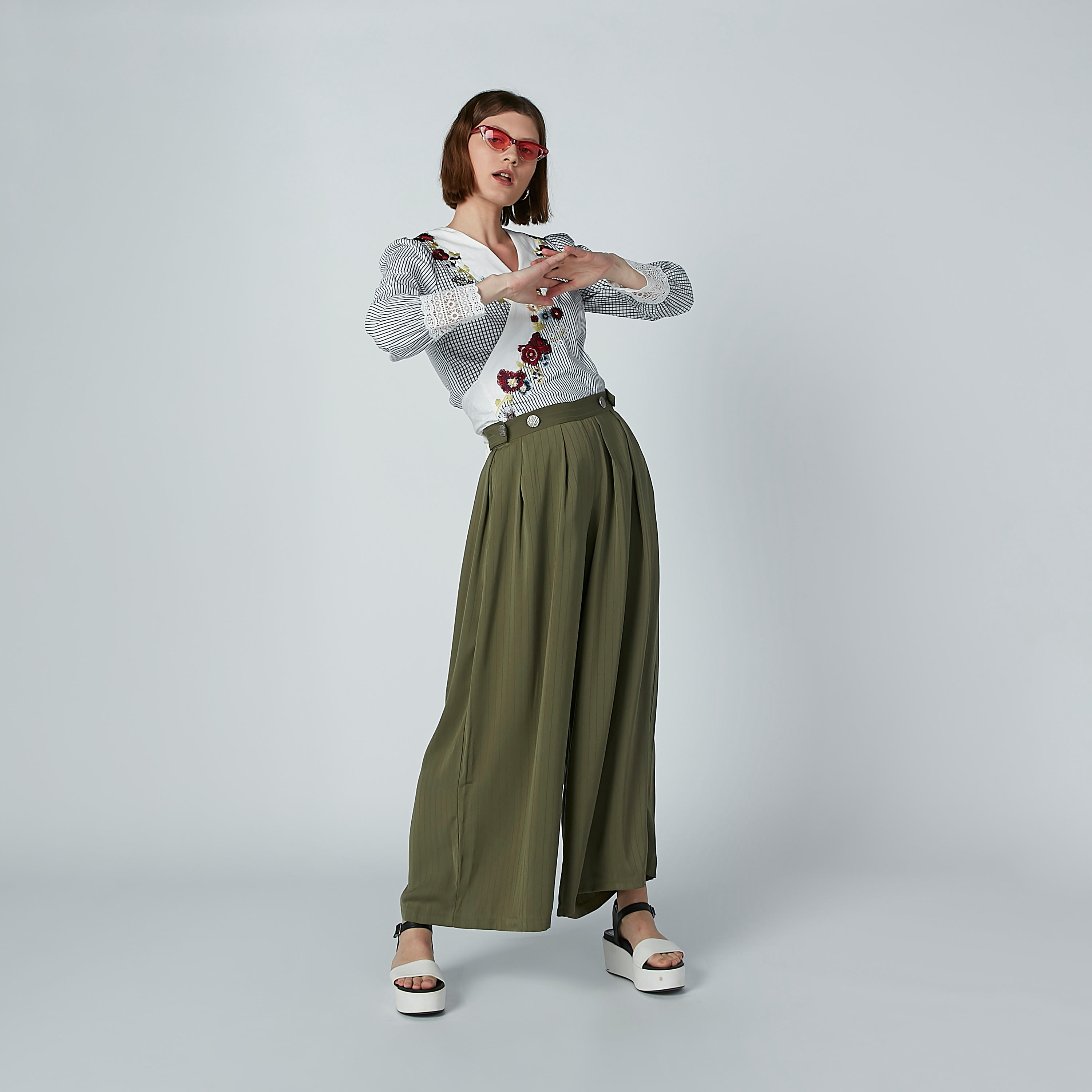 بلوزة مطرّزة بياقة V وأكمام طويلة وتفاصيل دانتيل من آيكونيك-women-clothing-shirtsandblouses-blouses-image-2