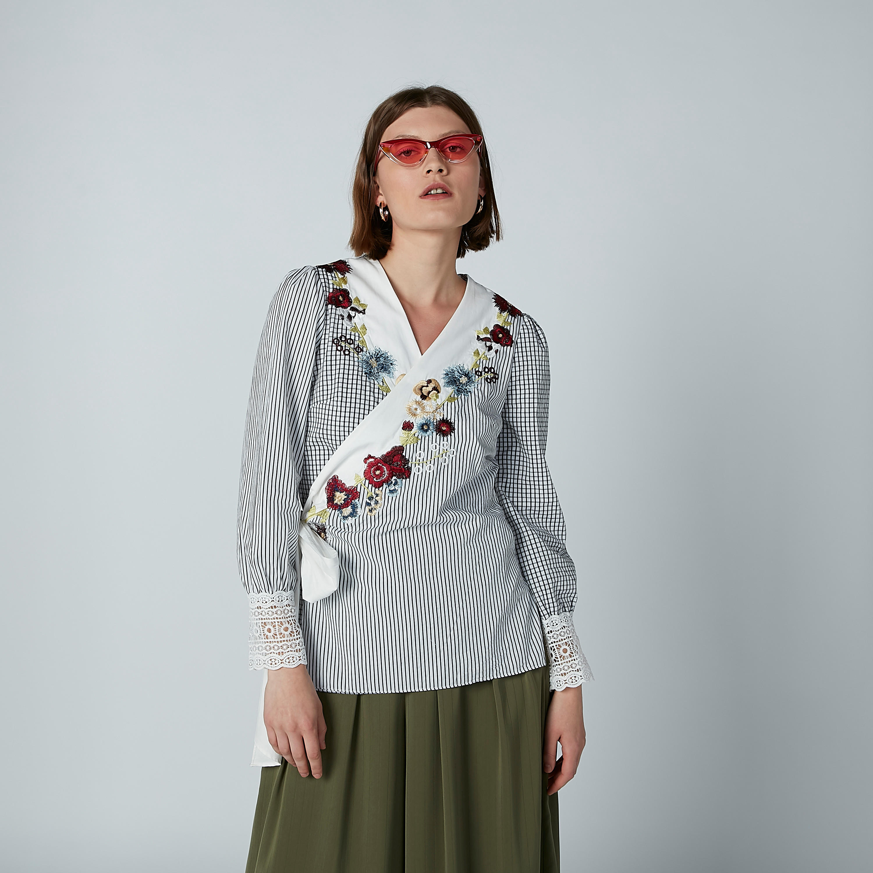 بلوزة مطرّزة بياقة V وأكمام طويلة وتفاصيل دانتيل من آيكونيك-women-clothing-shirtsandblouses-blouses-image-3