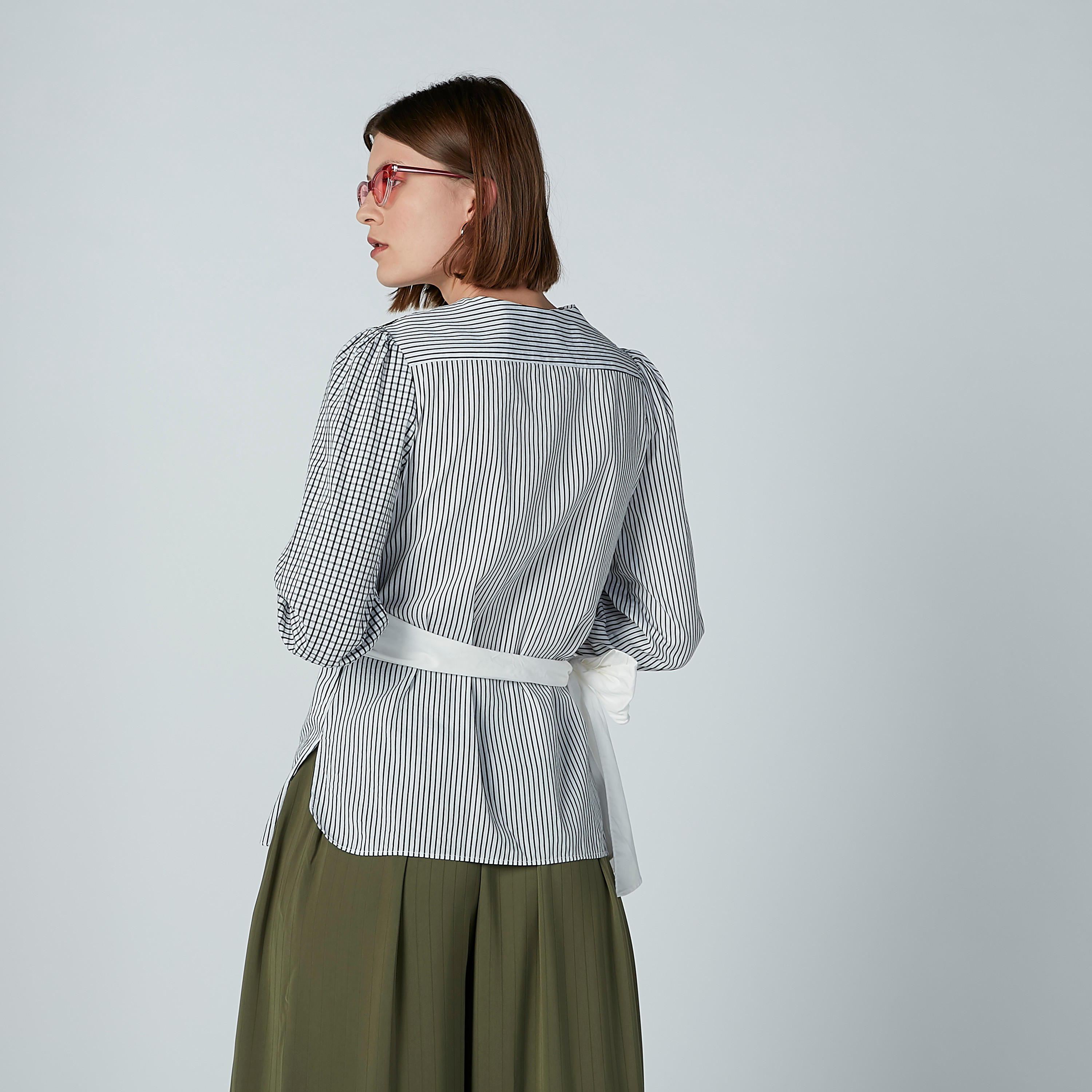 بلوزة مطرّزة بياقة V وأكمام طويلة وتفاصيل دانتيل من آيكونيك-women-clothing-shirtsandblouses-blouses-image-4