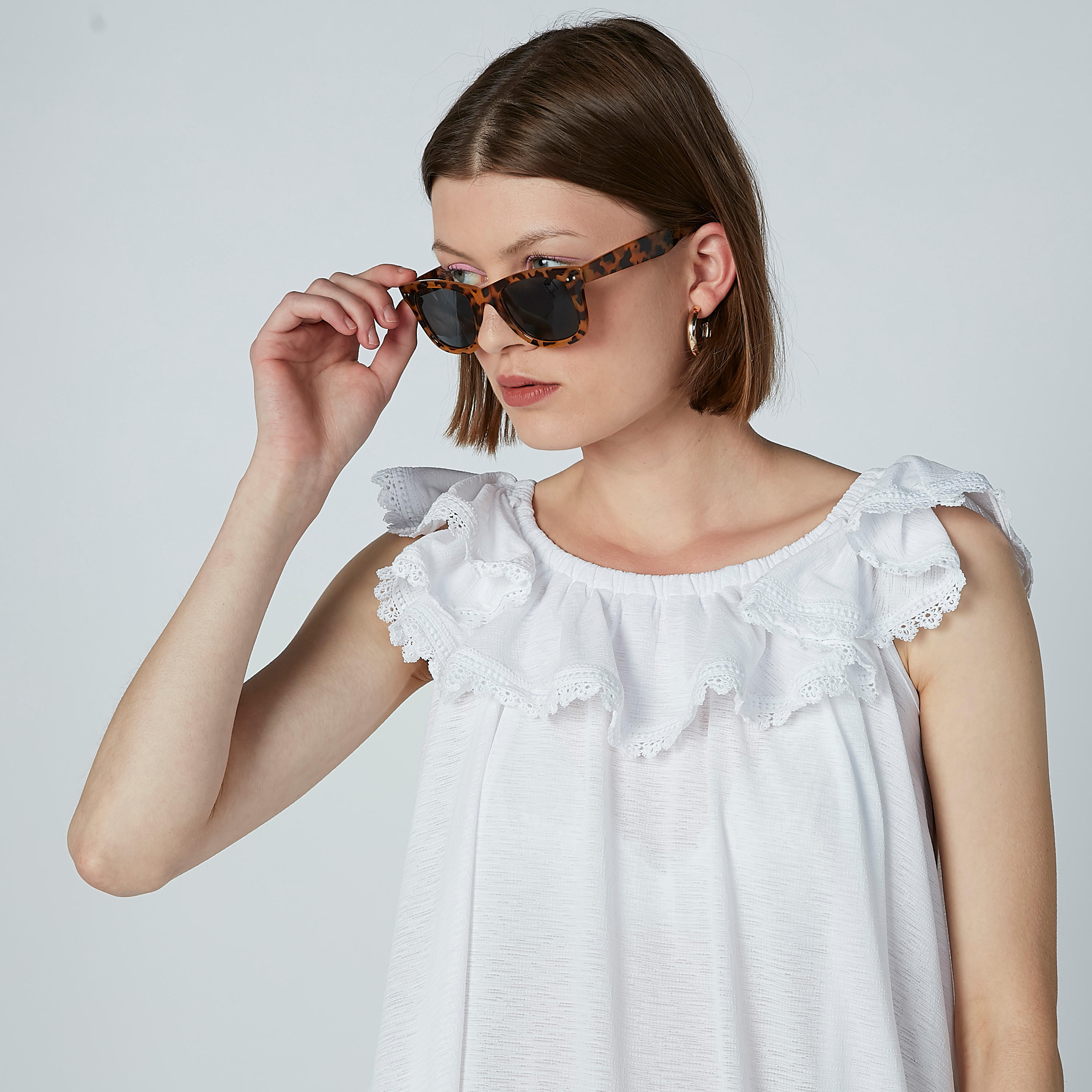 بلوزة سادة دون أكمام بتفاصيل شيفلي وحوّاف غير مستوية من آيكونيك-women-clothing-shirtsandblouses-blouses-image-2