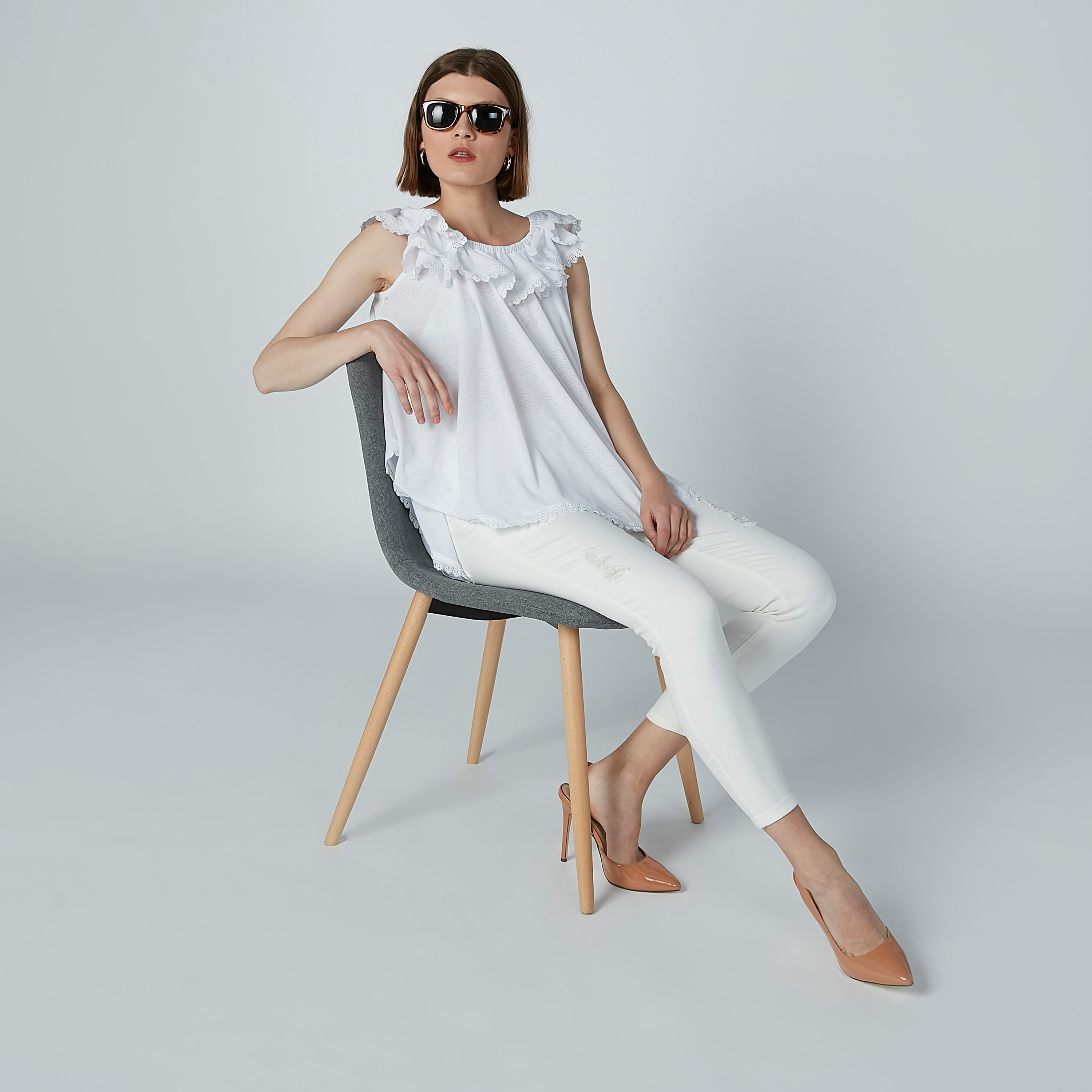 بلوزة سادة دون أكمام بتفاصيل شيفلي وحوّاف غير مستوية من آيكونيك-women-clothing-shirtsandblouses-blouses-image-4