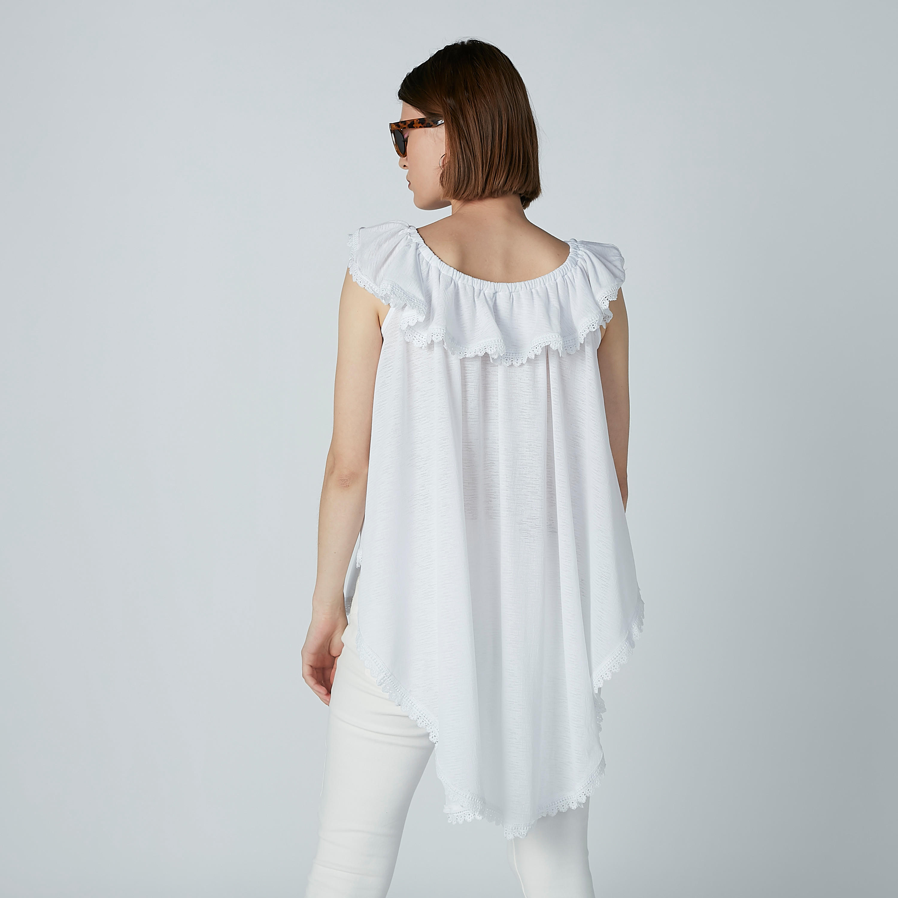بلوزة سادة دون أكمام بتفاصيل شيفلي وحوّاف غير مستوية من آيكونيك-women-clothing-shirtsandblouses-blouses-image-5
