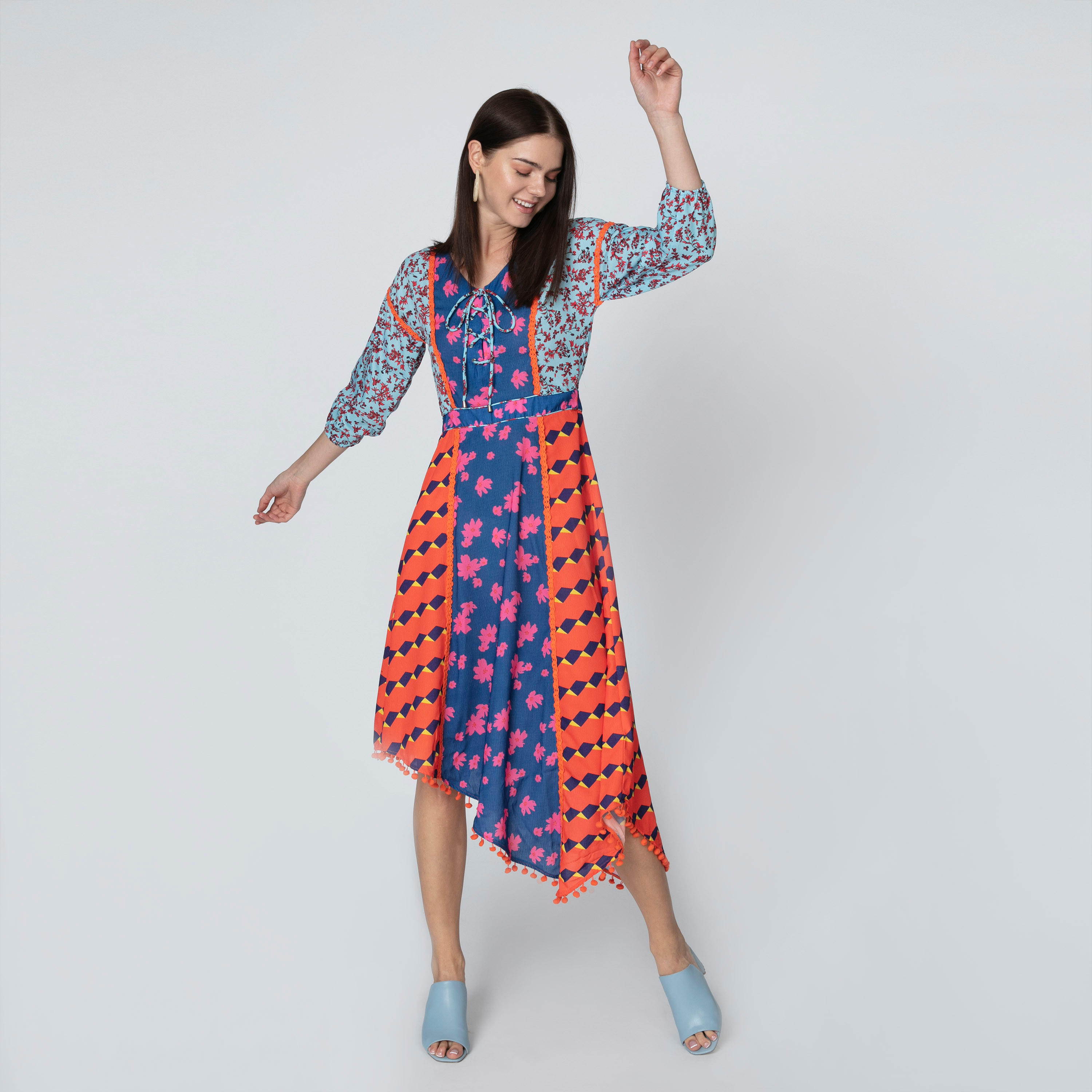 فستان متوسط الطول بأكمام 3/4 وحواف غير مستوية وطبعات من آيكونيك-women-clothing-dresses-image-1
