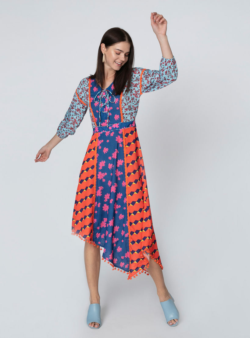 فستان متوسط الطول بأكمام 3/4 وحواف غير مستوية وطبعات من آيكونيك-women-clothing-dresses-image-1