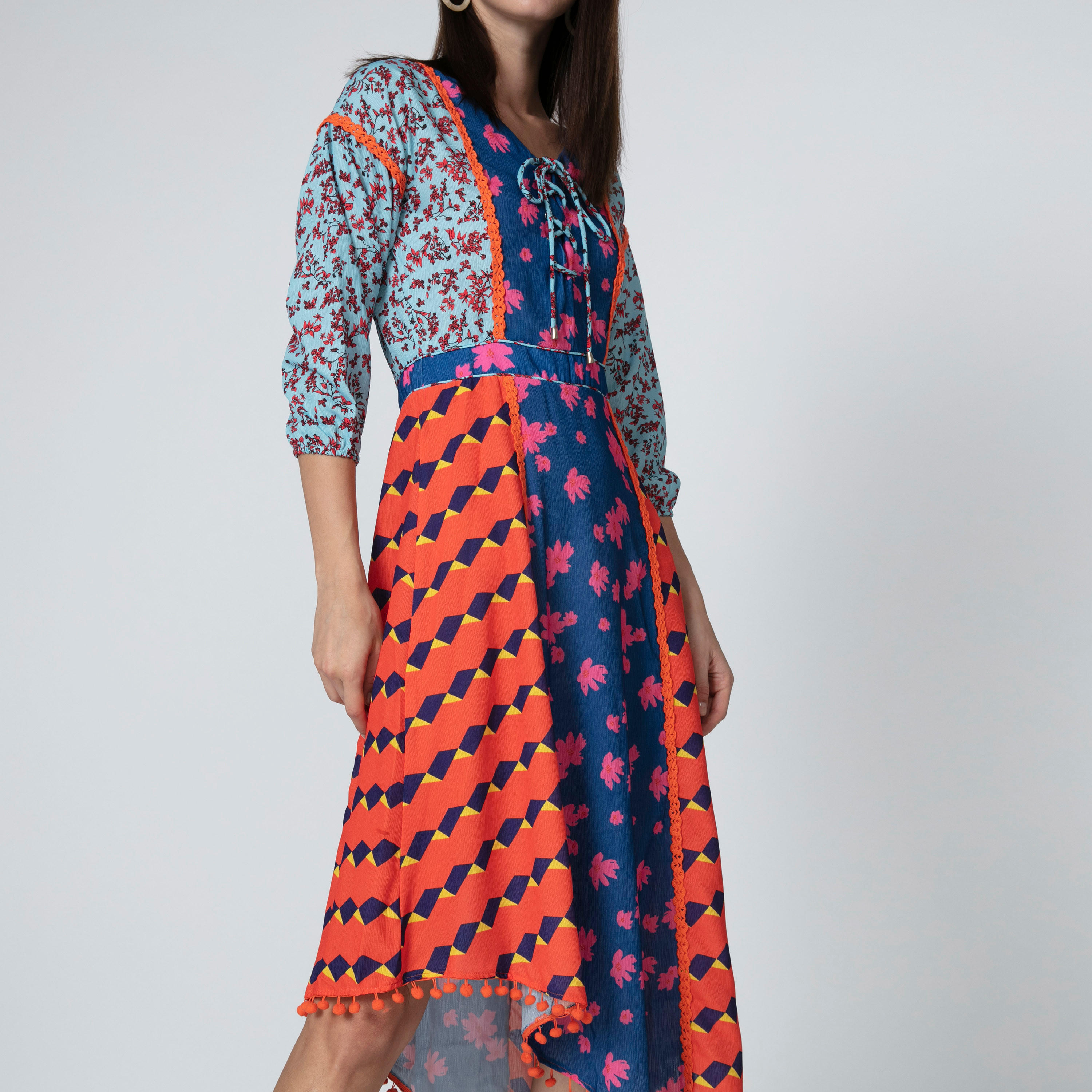 فستان متوسط الطول بأكمام 3/4 وحواف غير مستوية وطبعات من آيكونيك-women-clothing-dresses-image-2