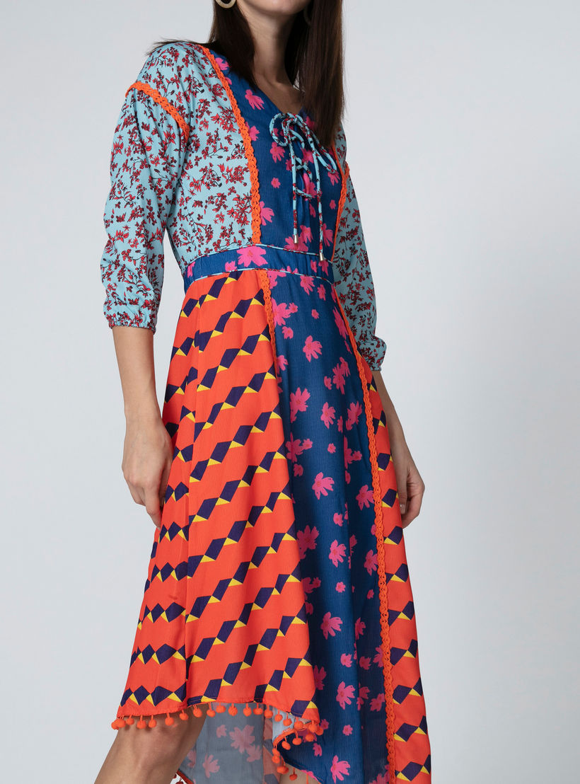 فستان متوسط الطول بأكمام 3/4 وحواف غير مستوية وطبعات من آيكونيك-women-clothing-dresses-image-2